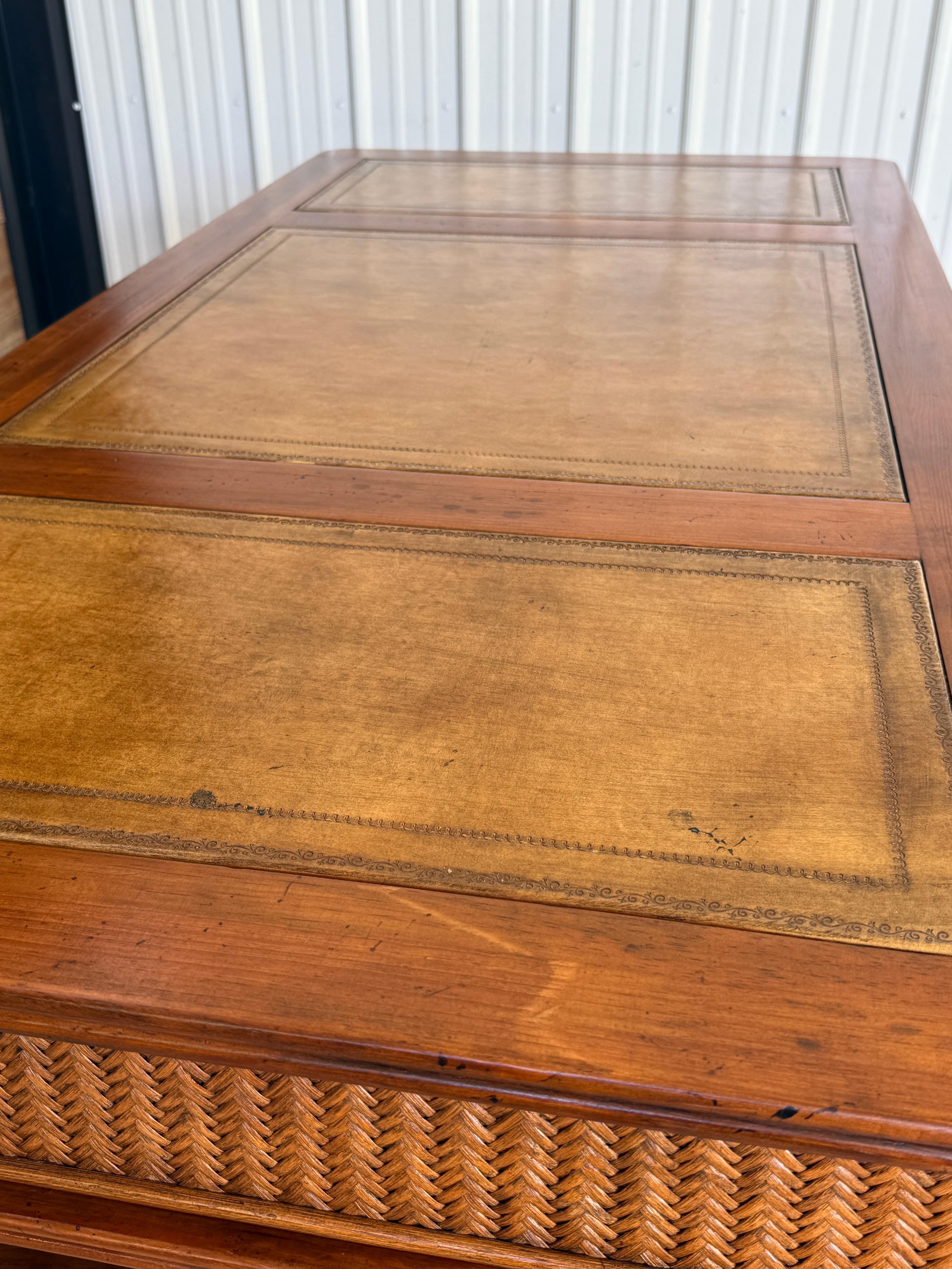 British Colonial Style Schreibtisch aus Bambus und geflochtenem Rattan mit lederbezogener Platte (21. Jahrhundert und zeitgenössisch) im Angebot
