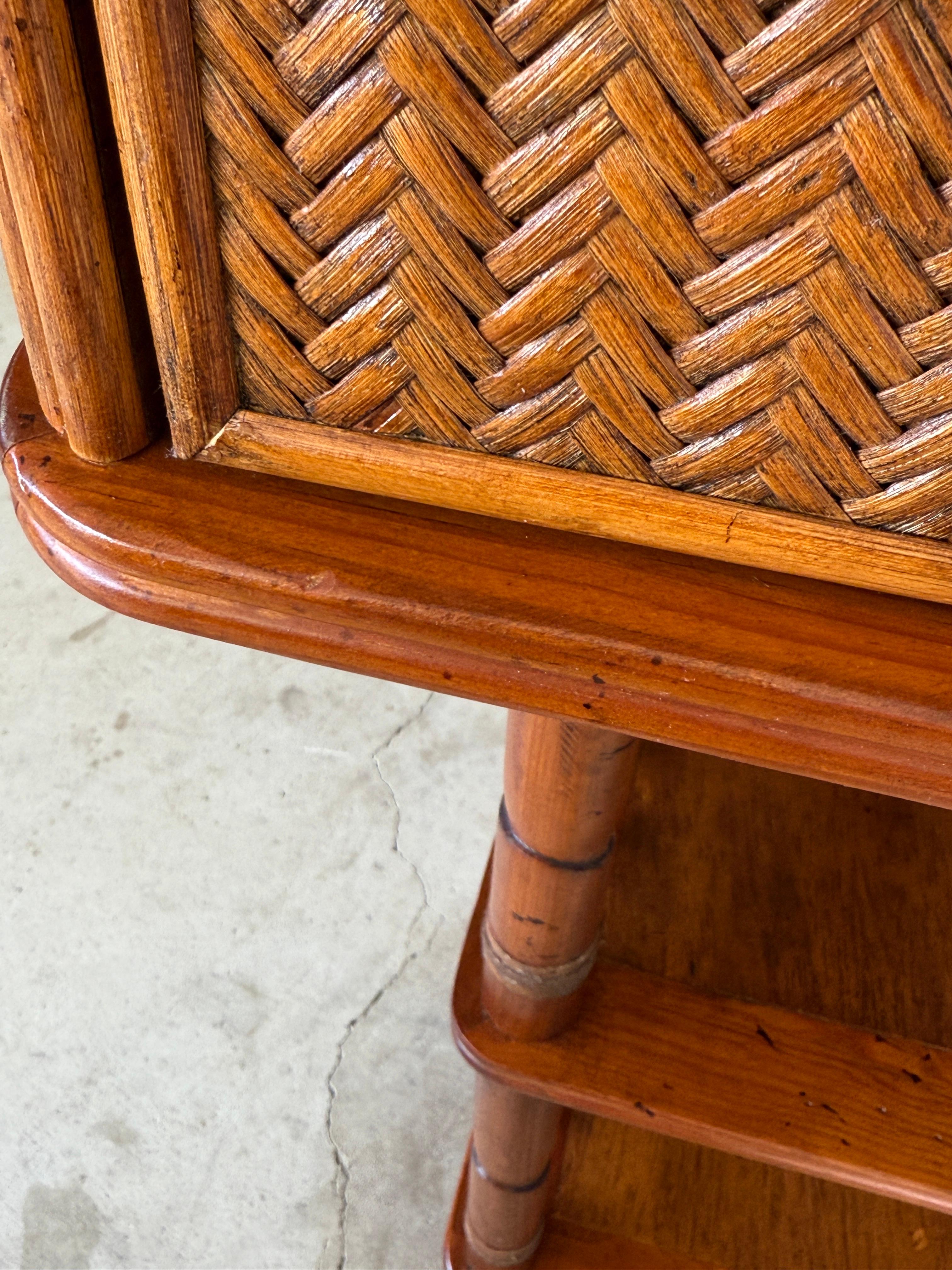 British Colonial Style Schreibtisch aus Bambus und geflochtenem Rattan mit lederbezogener Platte im Angebot 1