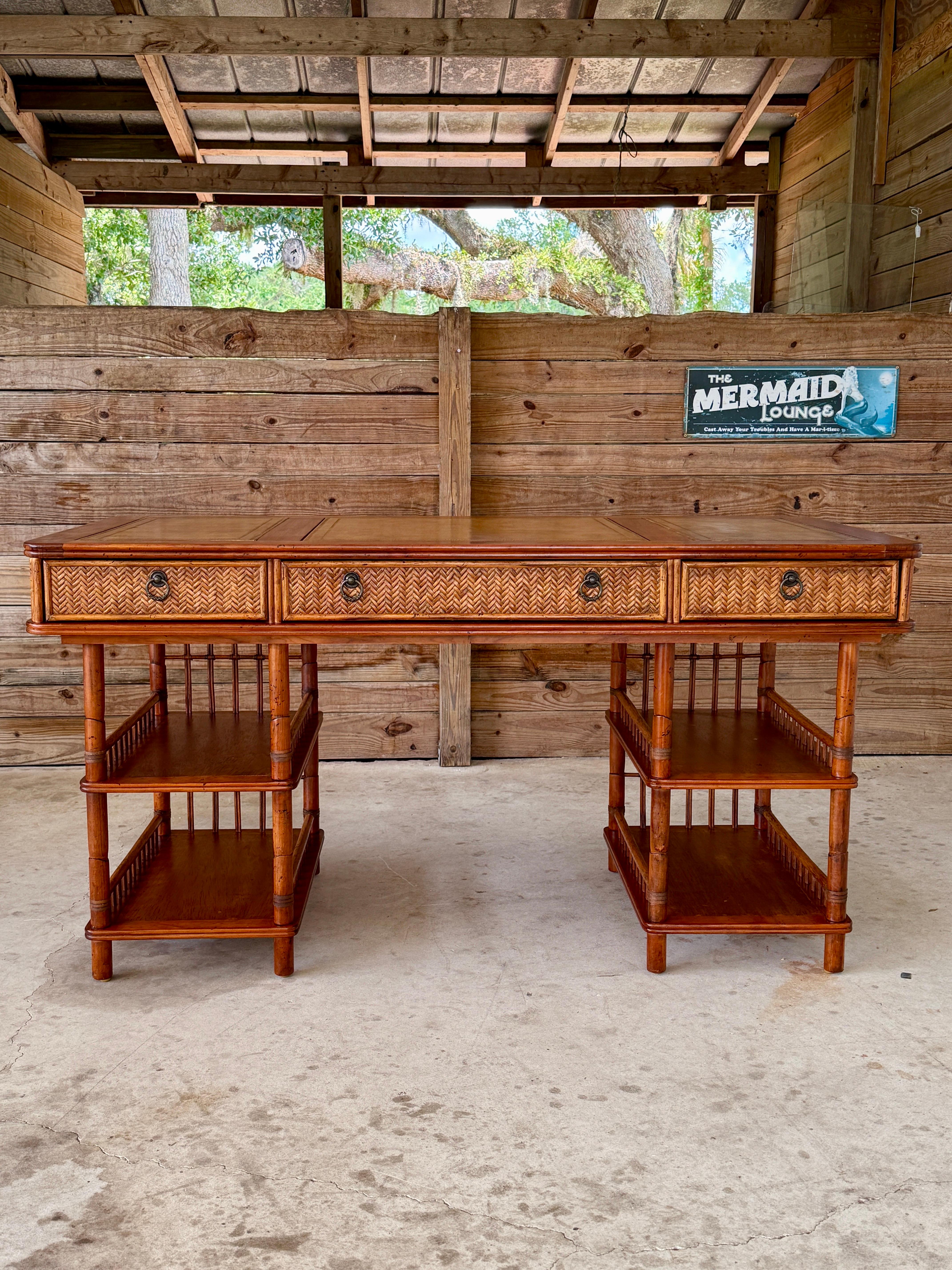 British Colonial Style Schreibtisch aus Bambus und geflochtenem Rattan mit lederbezogener Platte im Angebot 2