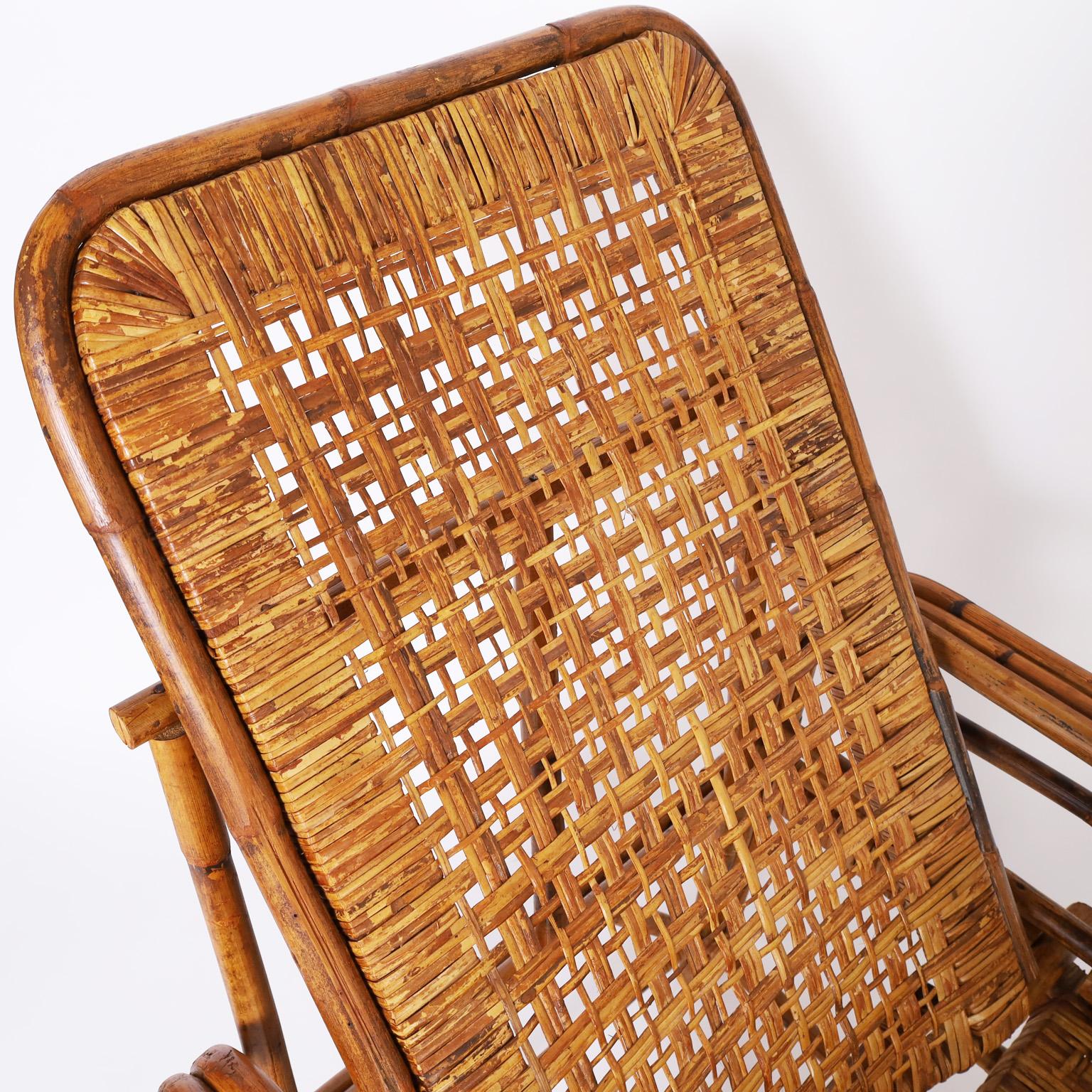 Silla reclinable de bambú estilo British Colonial con otomana en Bueno estado para la venta en Palm Beach, FL