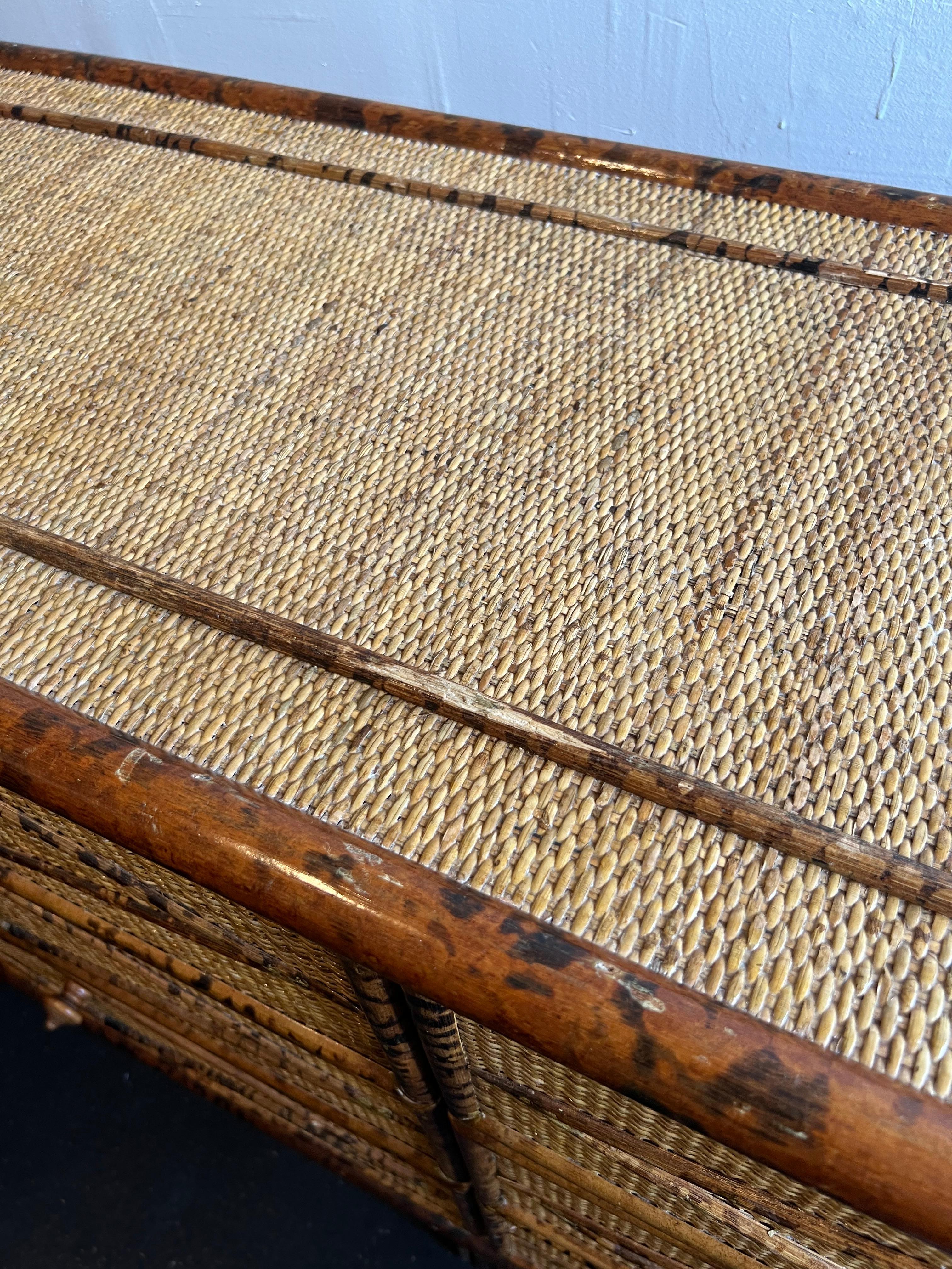 Commode en bambou brûlé et rotin de style British Colonial en vente 3