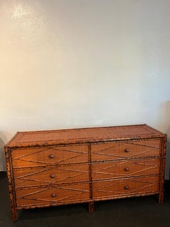 Commode en bambou brûlé et rotin de style British Colonial