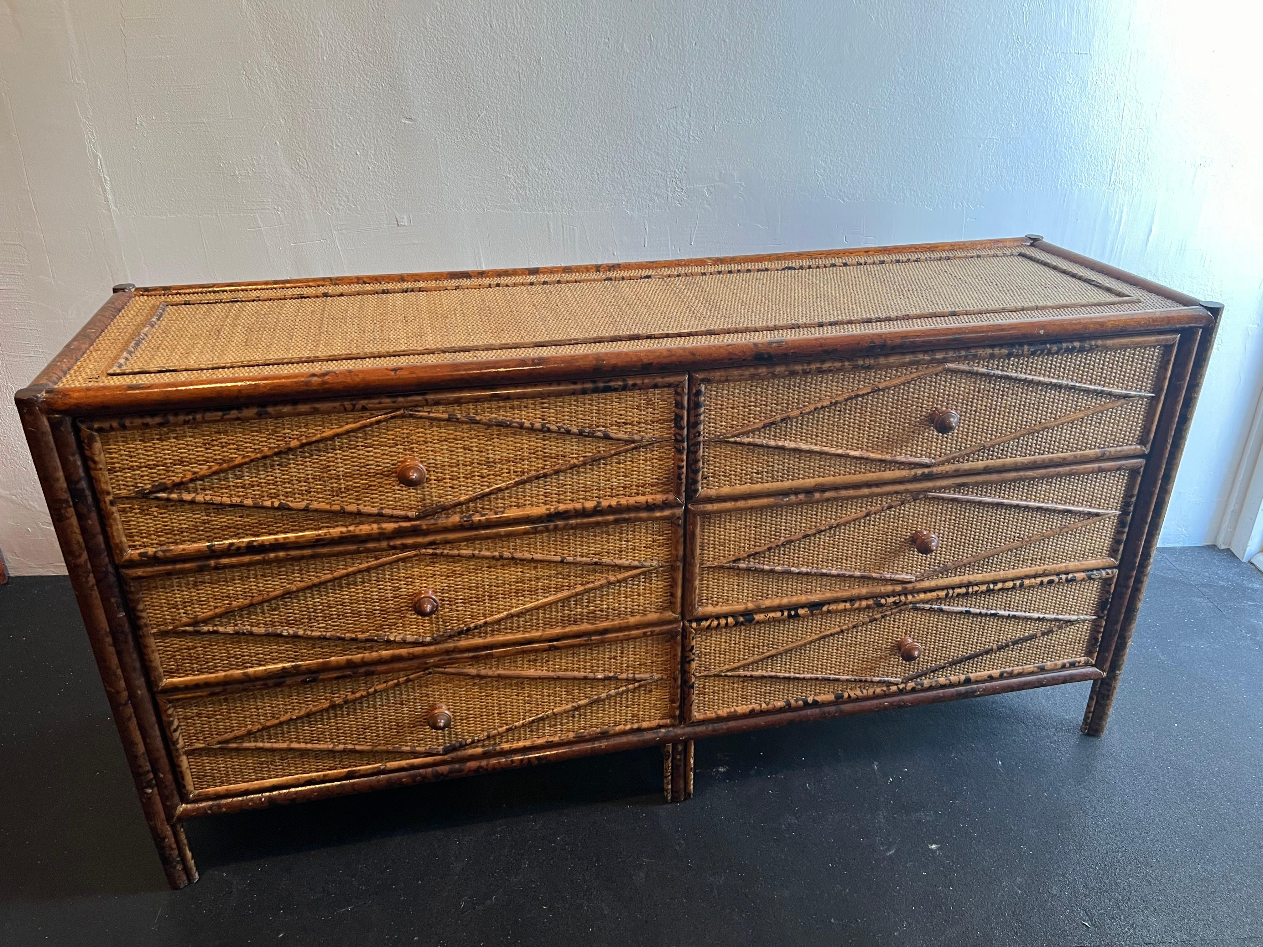 Inconnu Commode en bambou brûlé et rotin de style British Colonial en vente