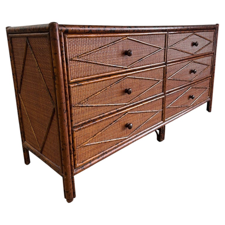 1970er British Colonial Stil Gebranntes Rattan Bambus und Schilfrohr Kommode  im Angebot bei 1stDibs Deutschland