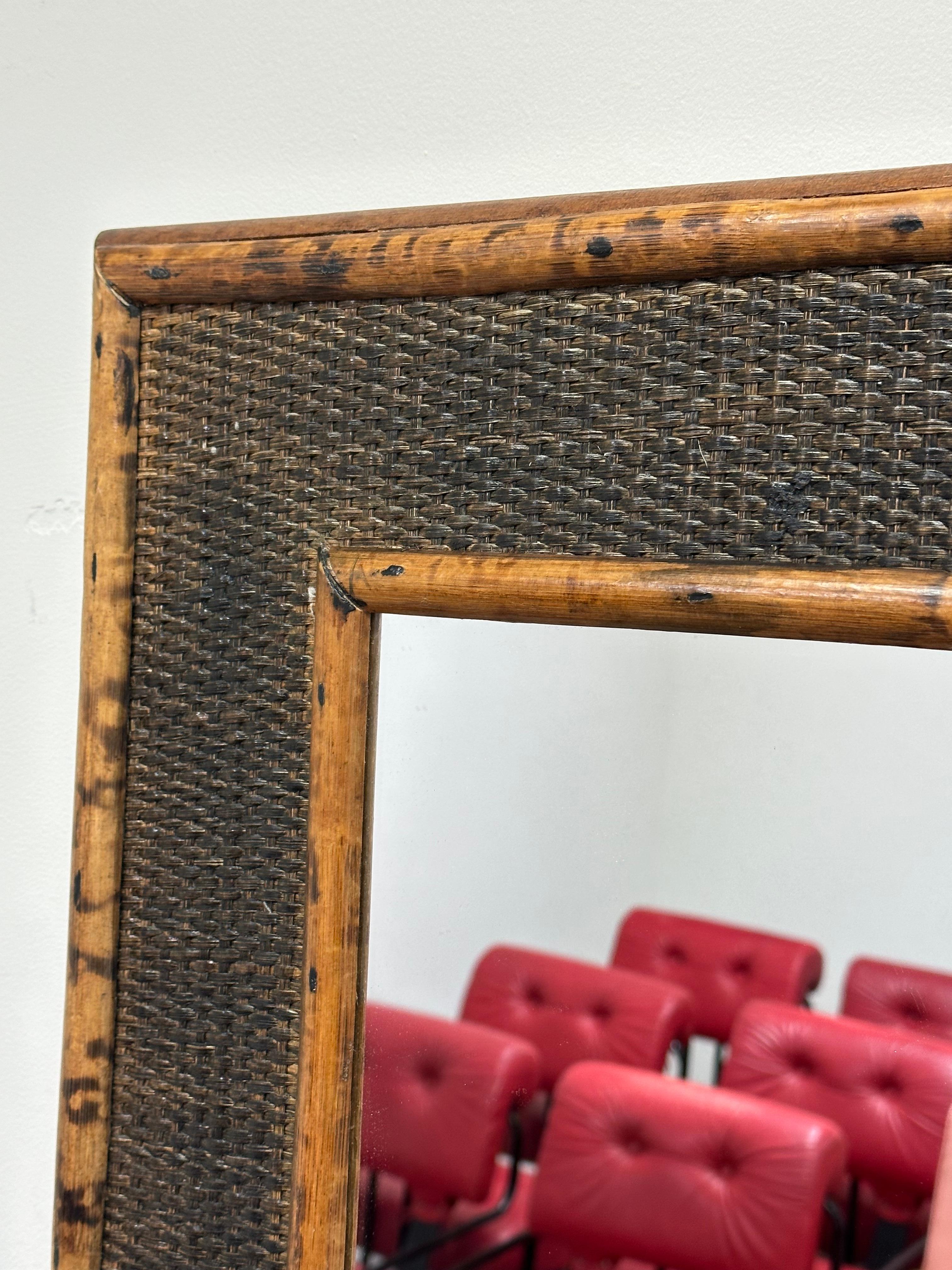 Splendido specchio da parete in stile British Colonial con cornice in finto bambù e canna. Un grande specchio che può essere utilizzato in diverse applicazioni e in vari stili di arredamento.