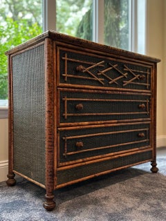Commode en bambou brûlé de style British Colonial