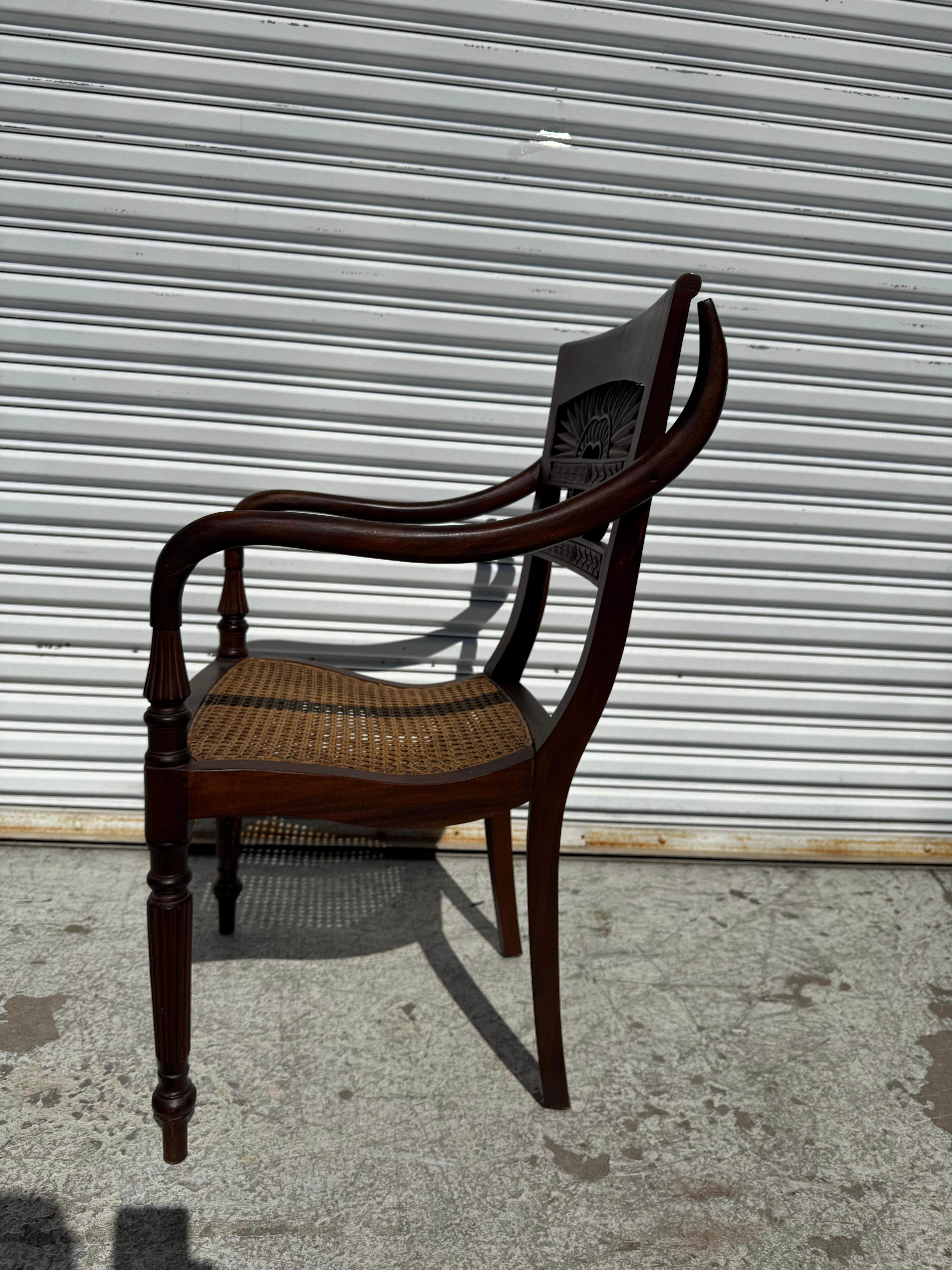 Indien Fauteuil à assise cannée de style British Colonial en vente