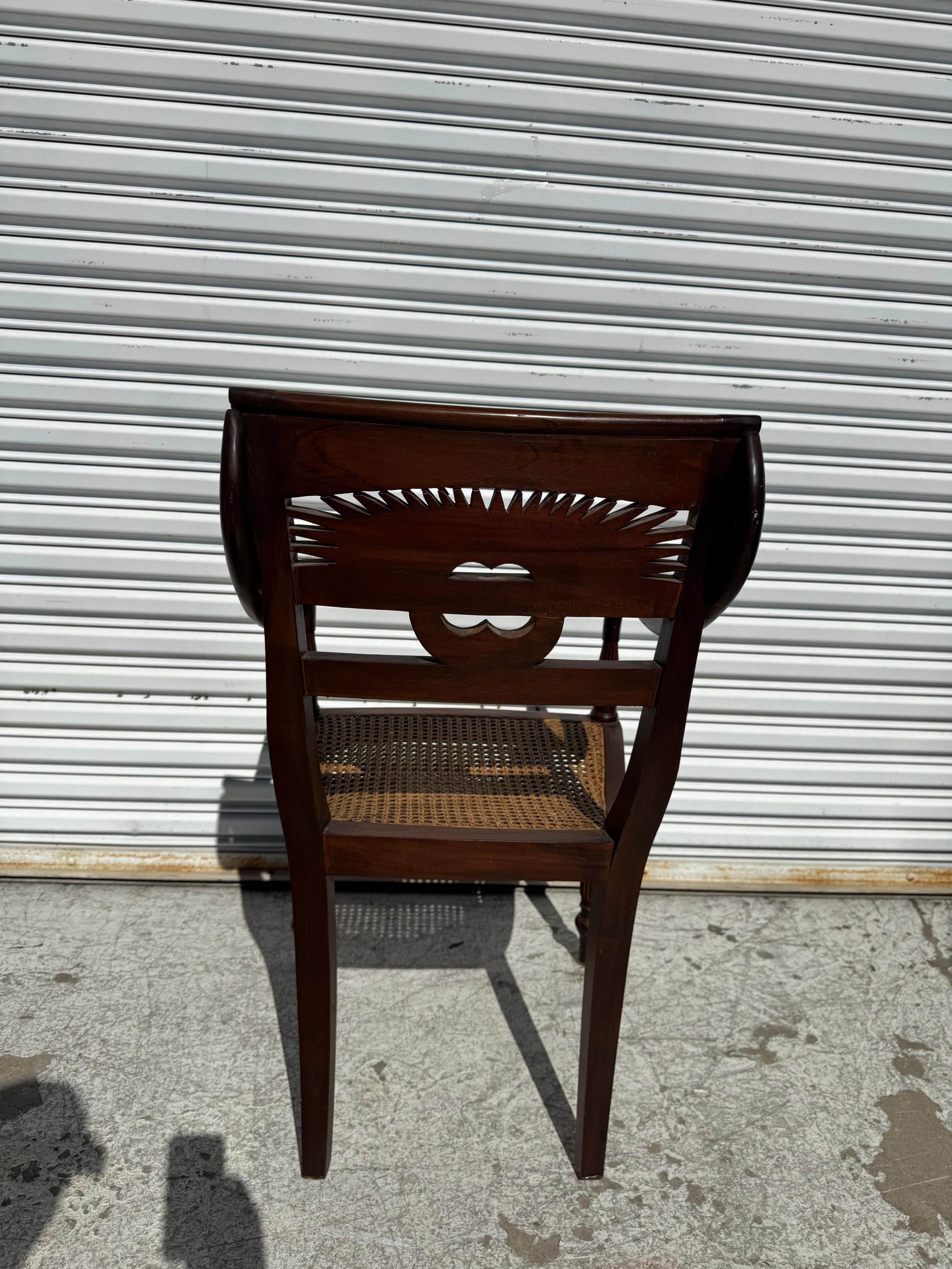 Fauteuil à assise cannée de style British Colonial Bon état - En vente à Pasadena, TX