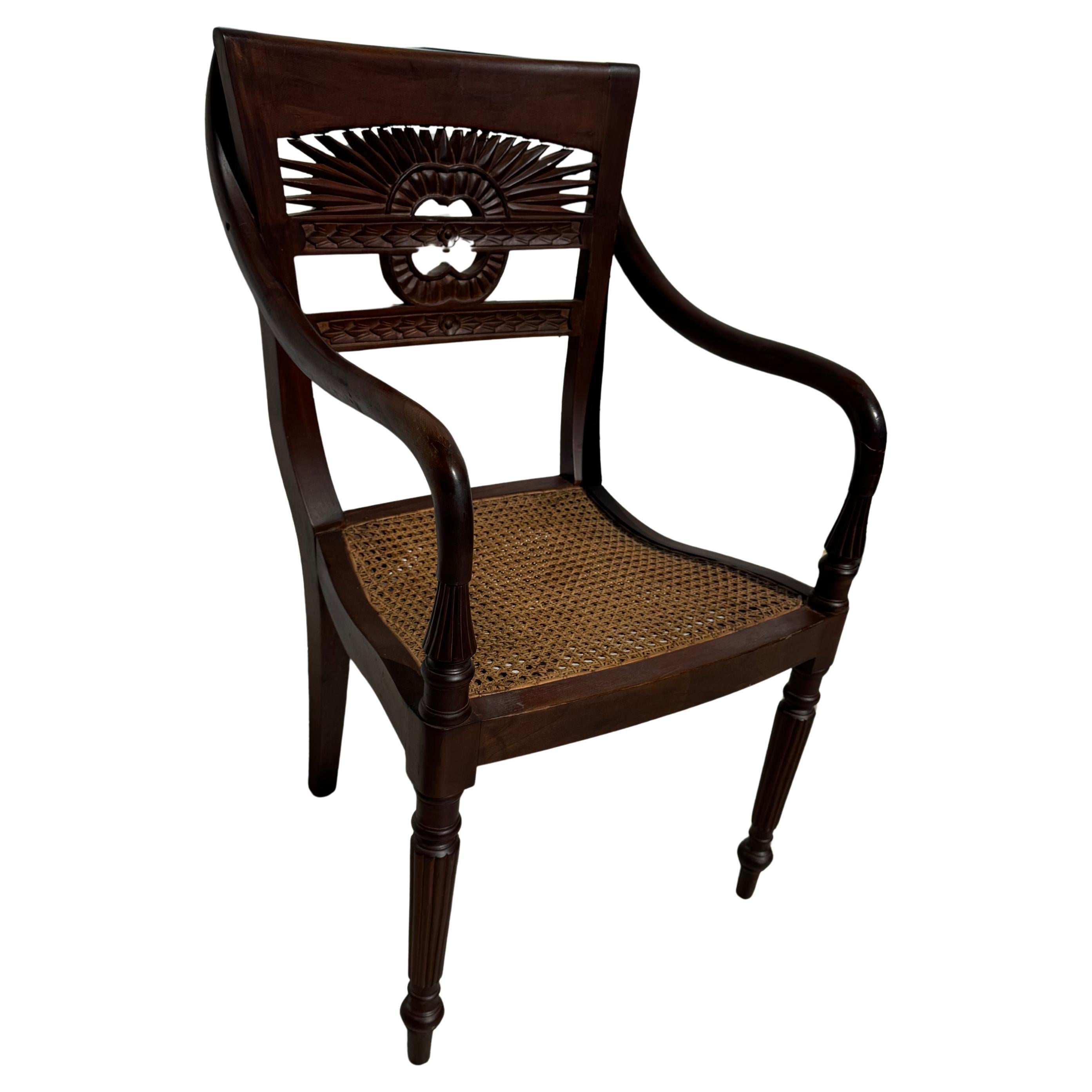Fauteuil à assise cannée de style British Colonial