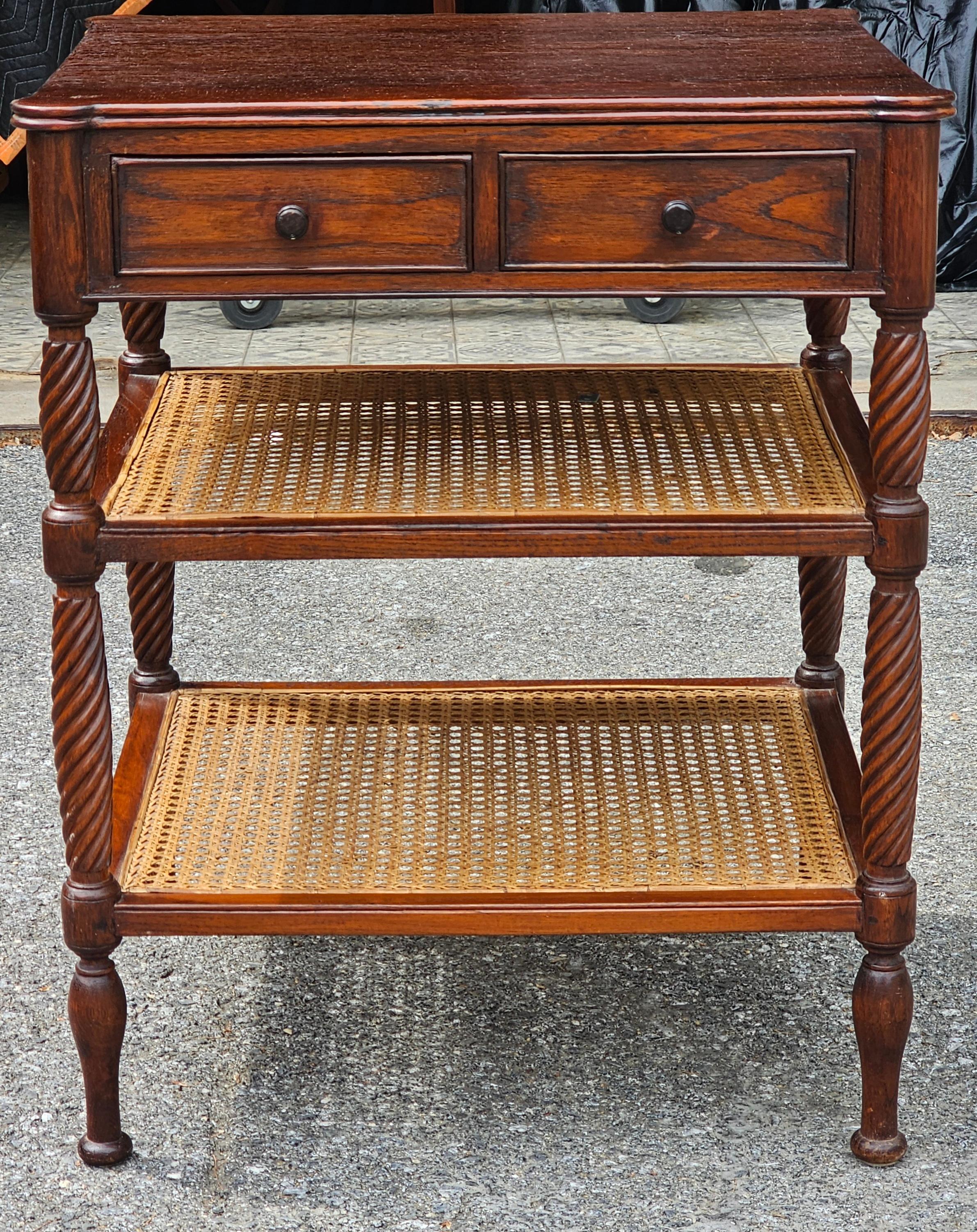 Legno Tavolino a tre livelli in ciliegio e canne in stile British Colonial in vendita