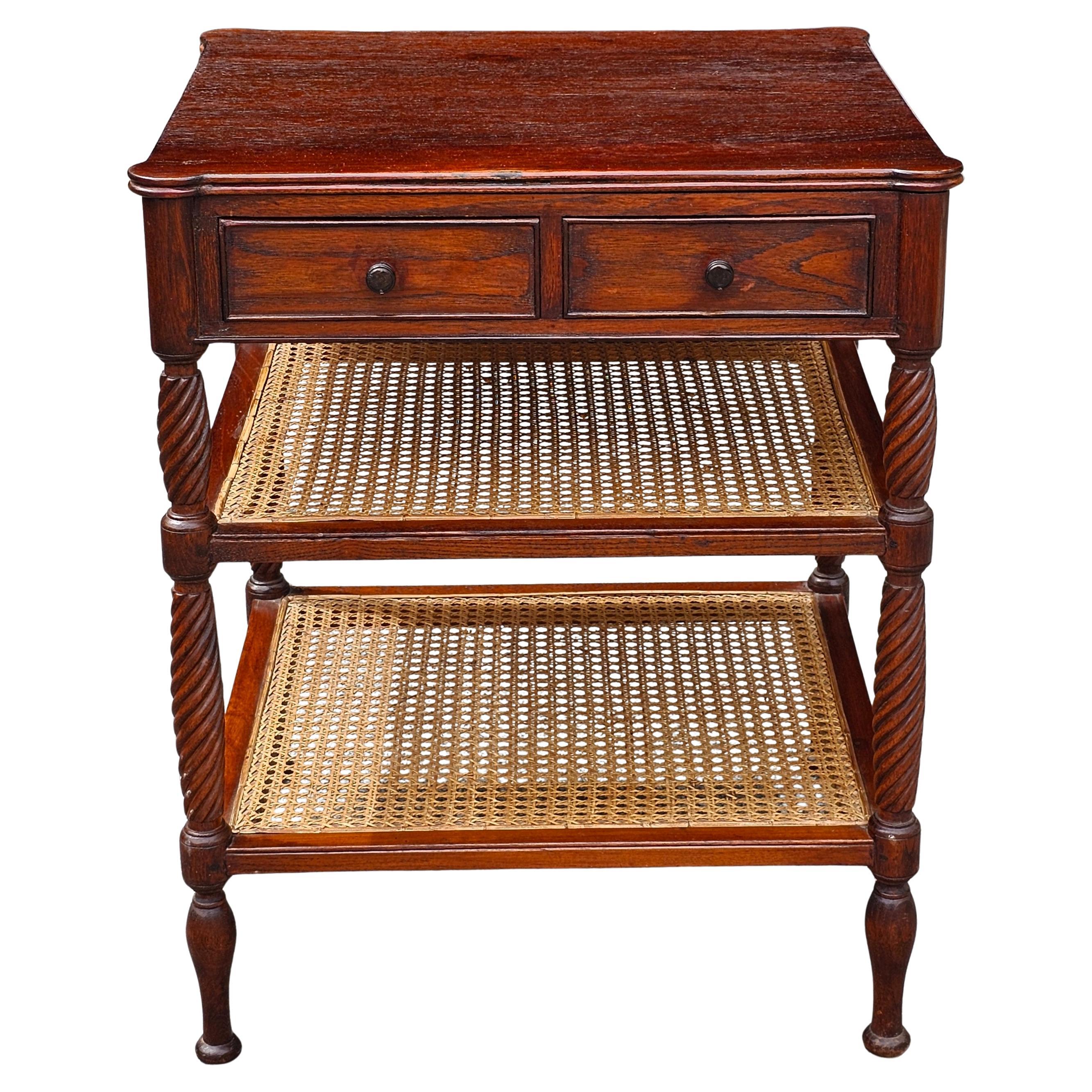 British Colonial Style Kirsche und Caned dreistöckigen Beistelltisch
