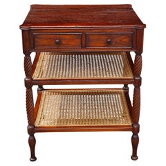 Mesa auxiliar de tres niveles estilo British Colonial de cerezo y cañizo