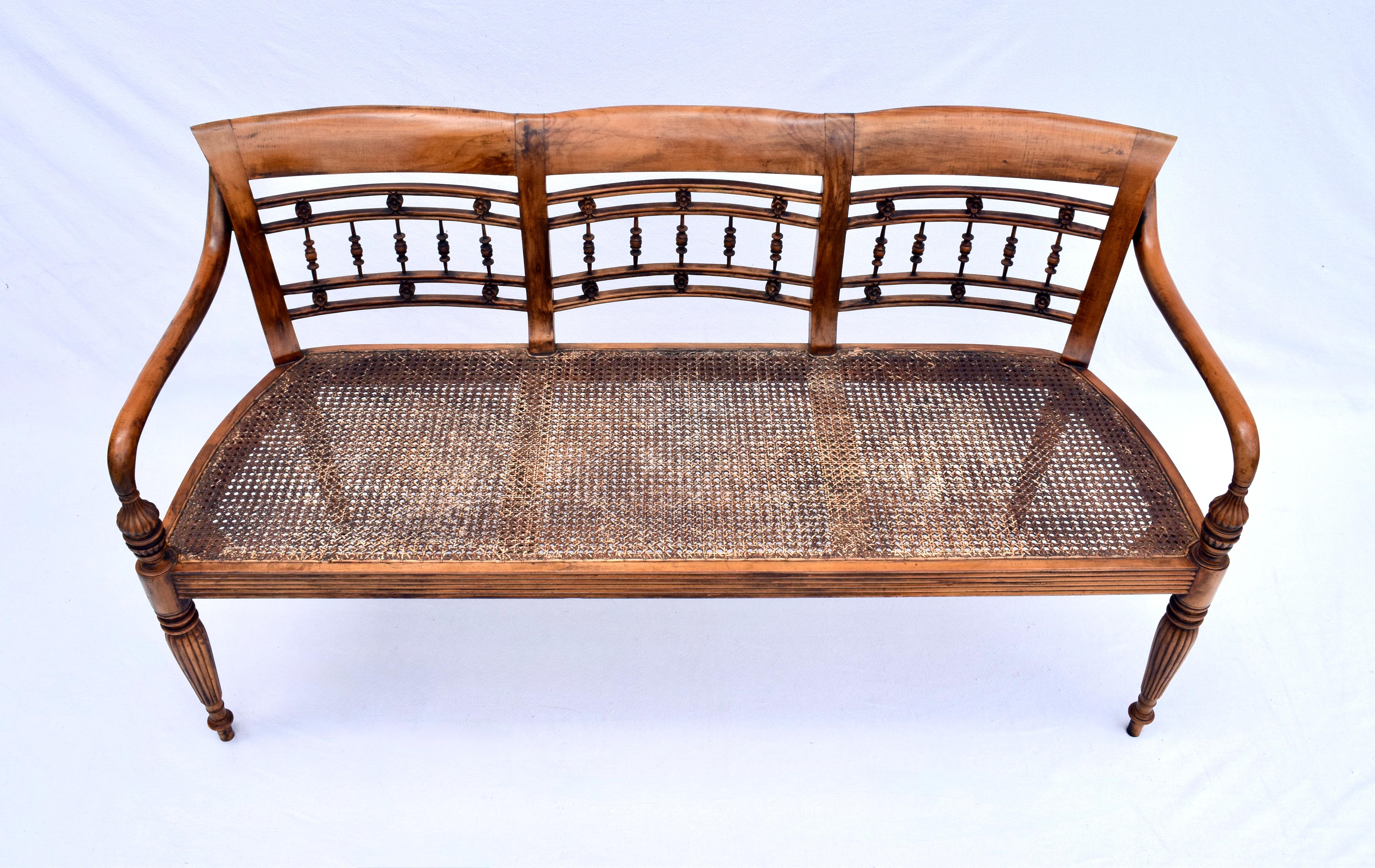 Panchina in stile British Colonial in olmo e doppio bastone, squisitamente realizzata a mano.  I dettagli sono tanti e deliziosi, come le venature distintive del legno, gli interessanti elementi di design della cresta e del braccio sinuoso e le