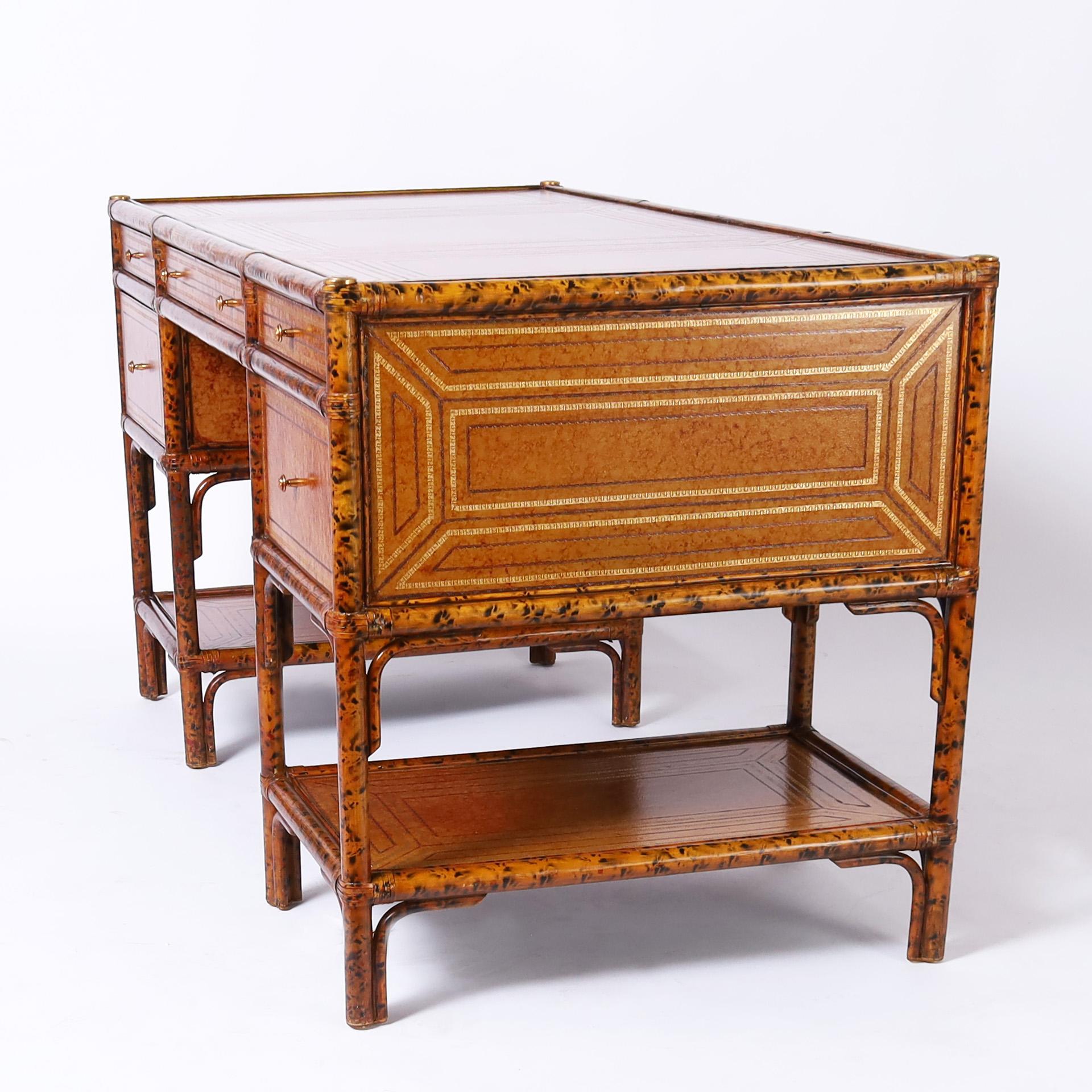 British Colonial Schreibtisch mit Kunstlederbezug aus Bambus von Maitland Smith (Britisch Kolonial) im Angebot