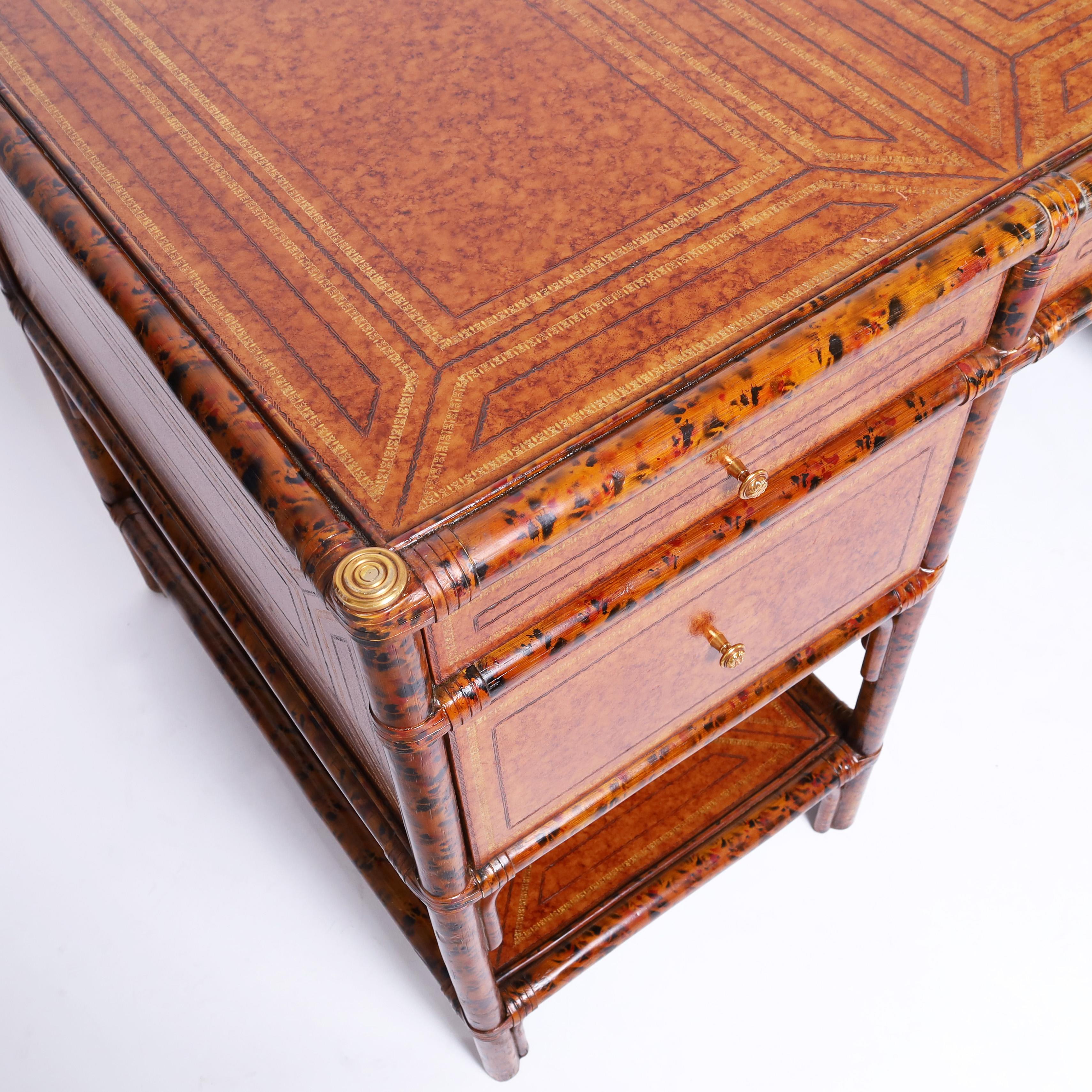 British Colonial Schreibtisch mit Kunstlederbezug aus Bambus von Maitland Smith (20. Jahrhundert) im Angebot