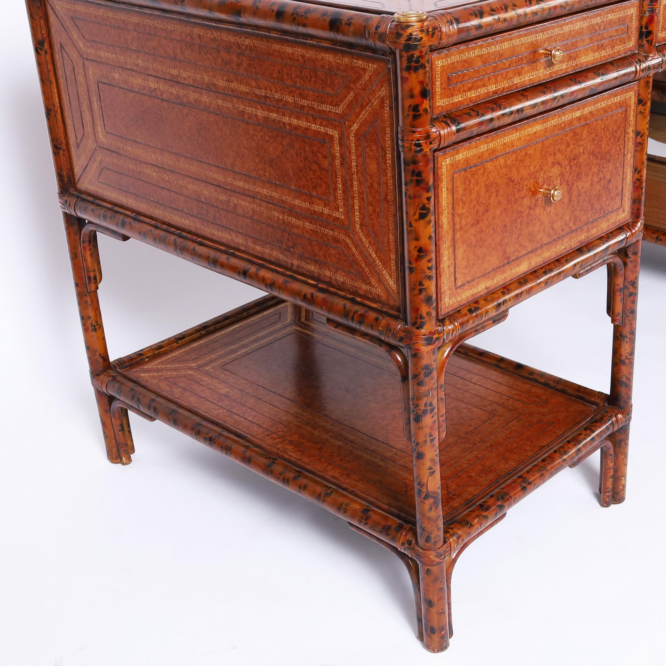 British Colonial Schreibtisch mit Kunstlederbezug aus Bambus von Maitland Smith (Leder) im Angebot