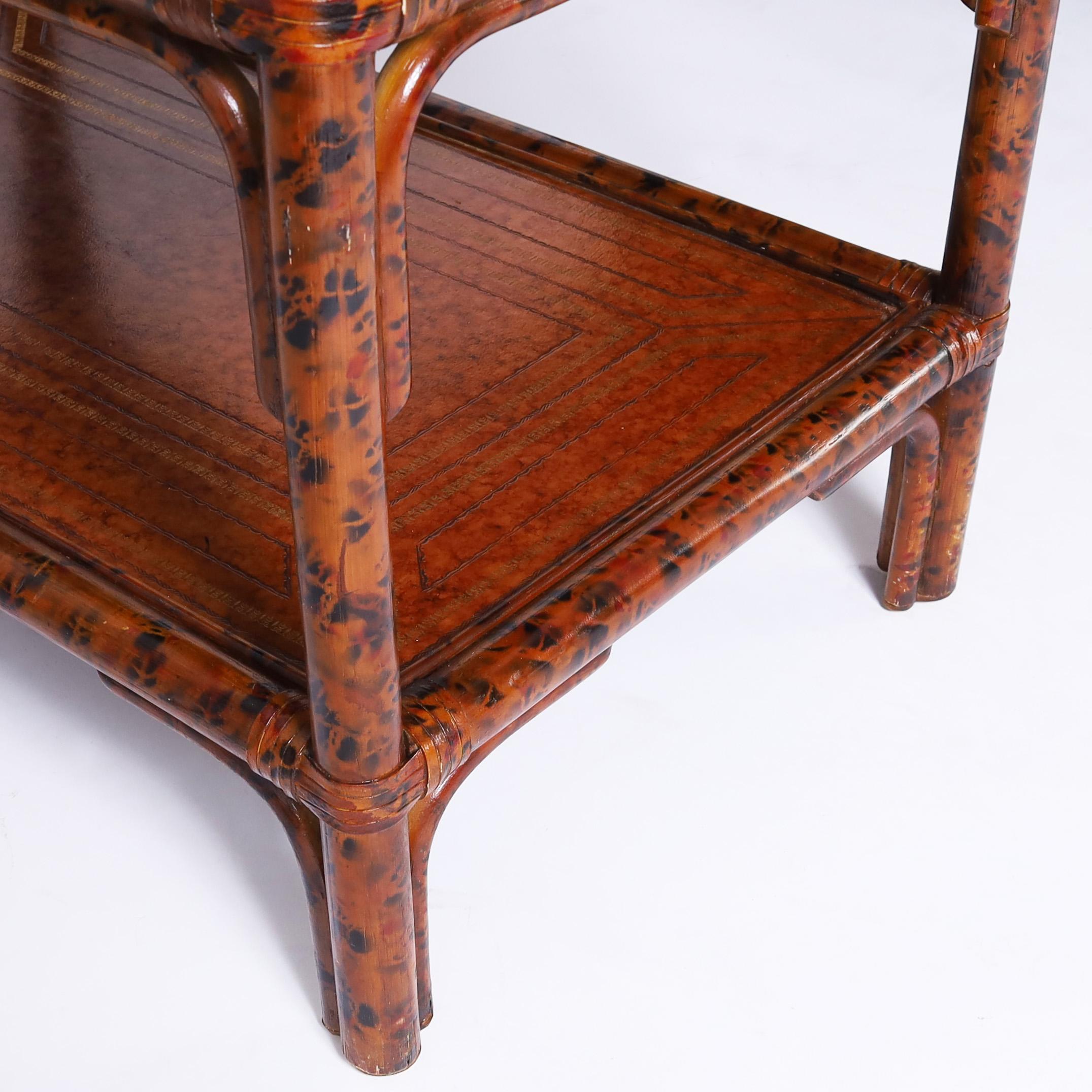 British Colonial Schreibtisch mit Kunstlederbezug aus Bambus von Maitland Smith im Angebot 1