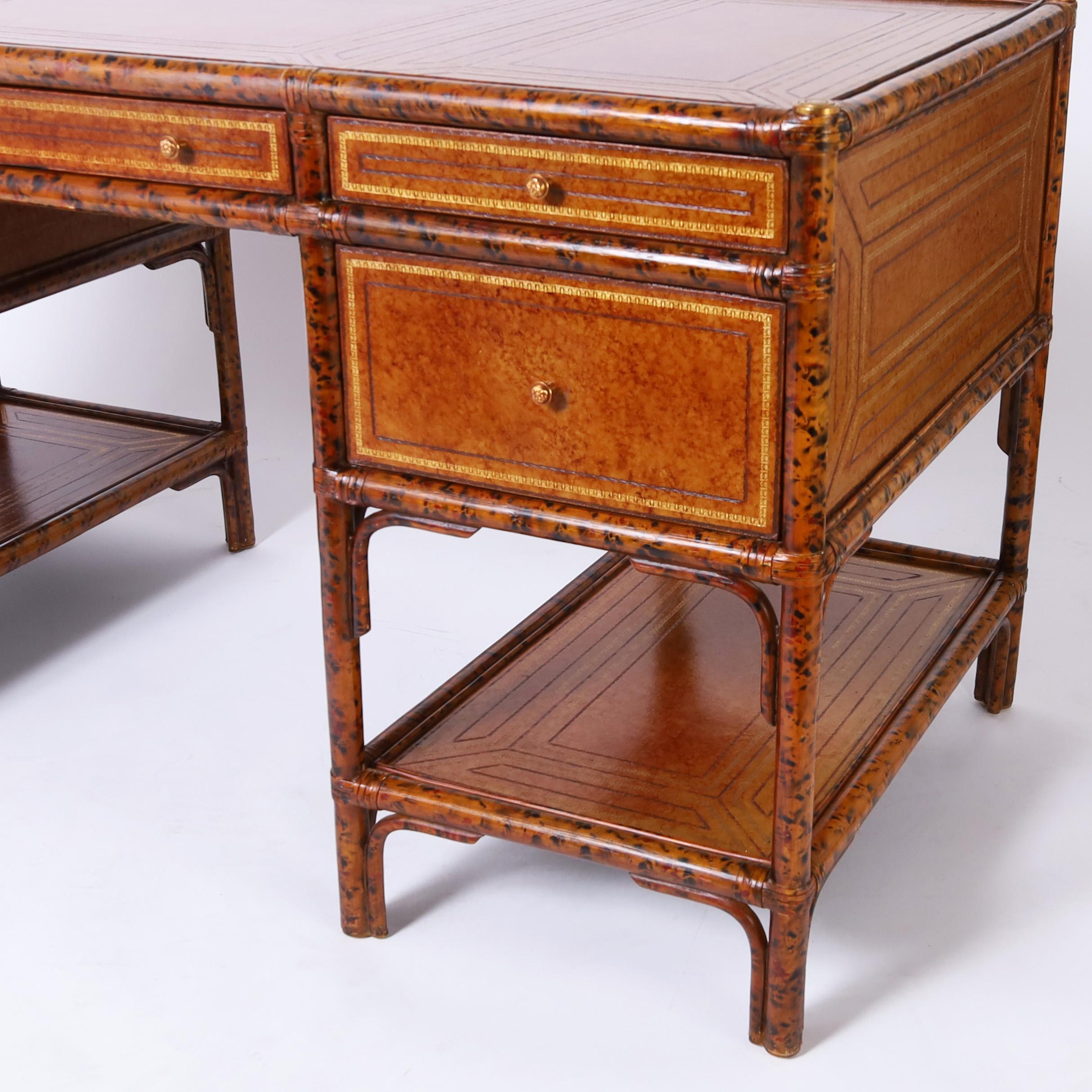 British Colonial Schreibtisch mit Kunstlederbezug aus Bambus von Maitland Smith im Angebot 2