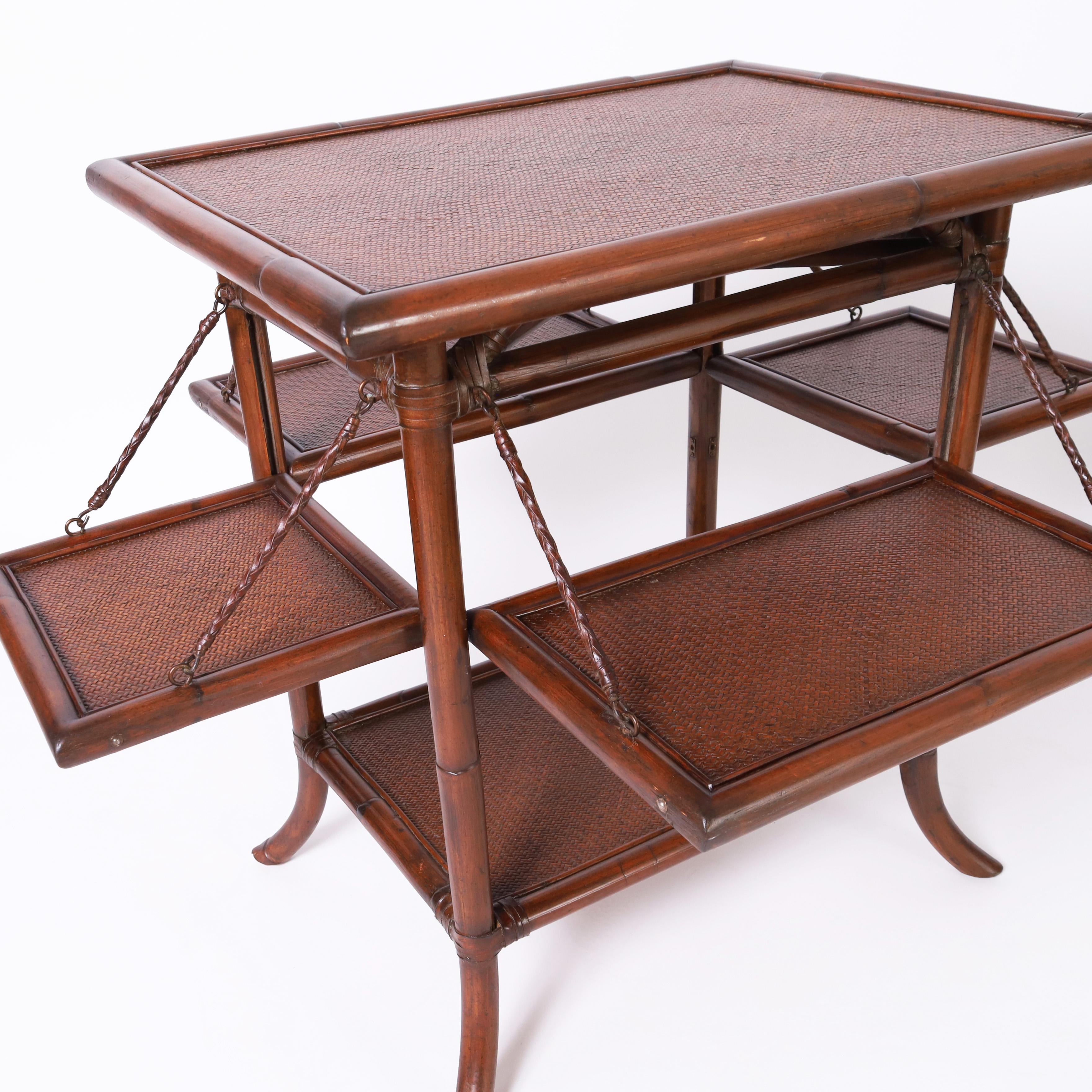 20ième siècle Paire de stands ou tables en bambou et toile de gazon de style British Colonial en vente