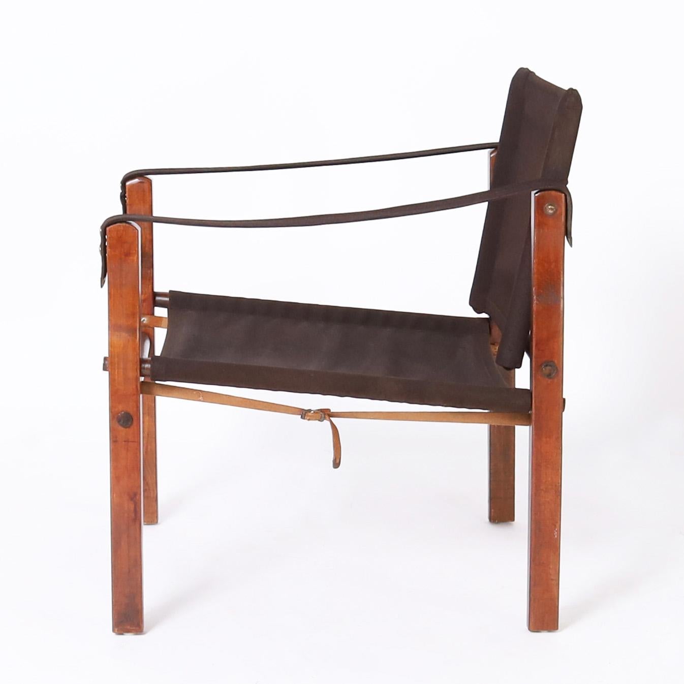 Colonial britannique Ensemble de quatre chaises Safari de style British Colonial en vente