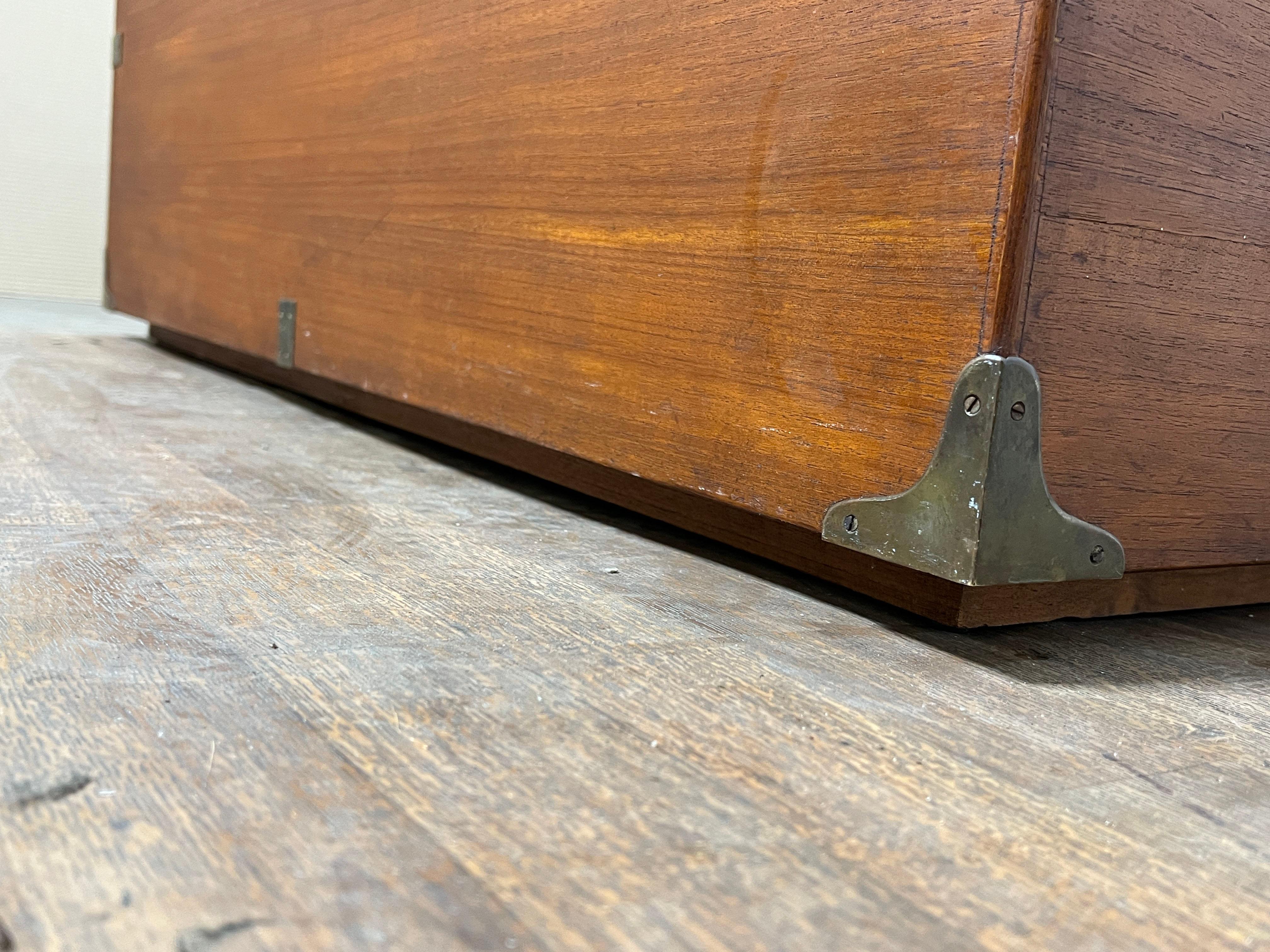 Baule a cassapanca in teak in stile British Colonial, circa anni '50 in vendita 3