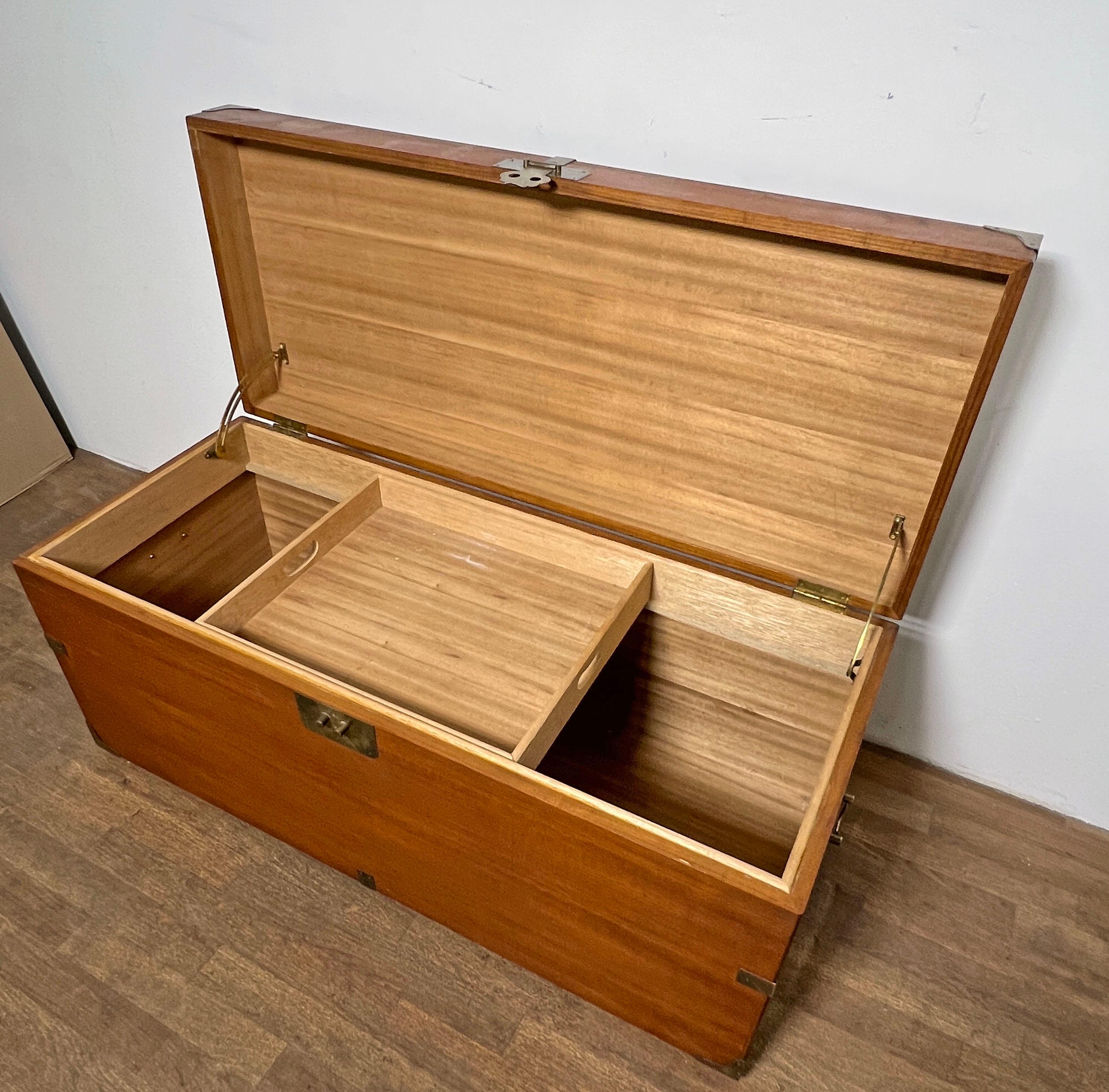 Baule a cassapanca in teak in stile British Colonial, circa anni '50 in vendita 4