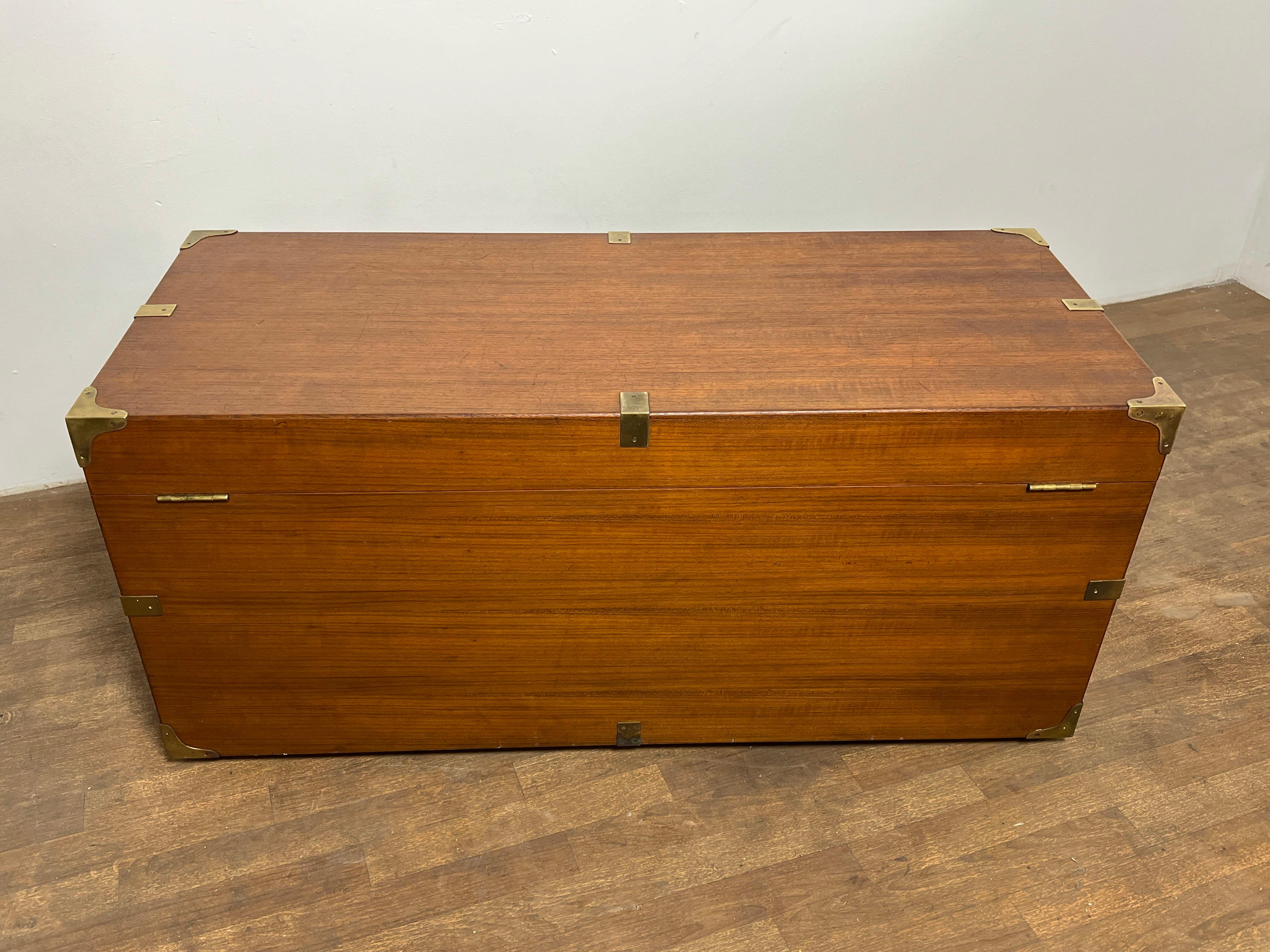 Baule a cassapanca in teak in stile British Colonial, circa anni '50 in vendita 6