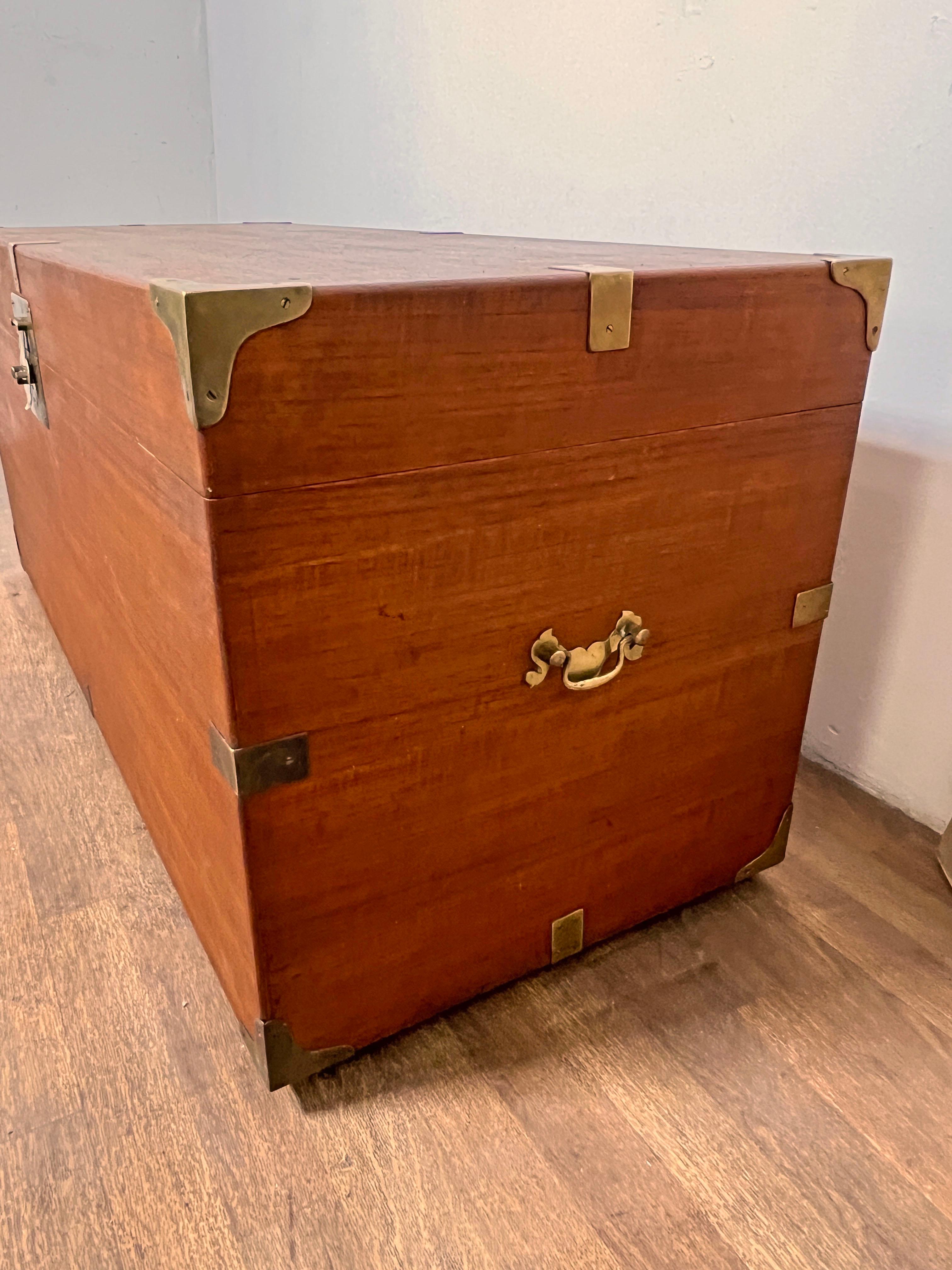 Coloniale britannico Baule a cassapanca in teak in stile British Colonial, circa anni '50 in vendita