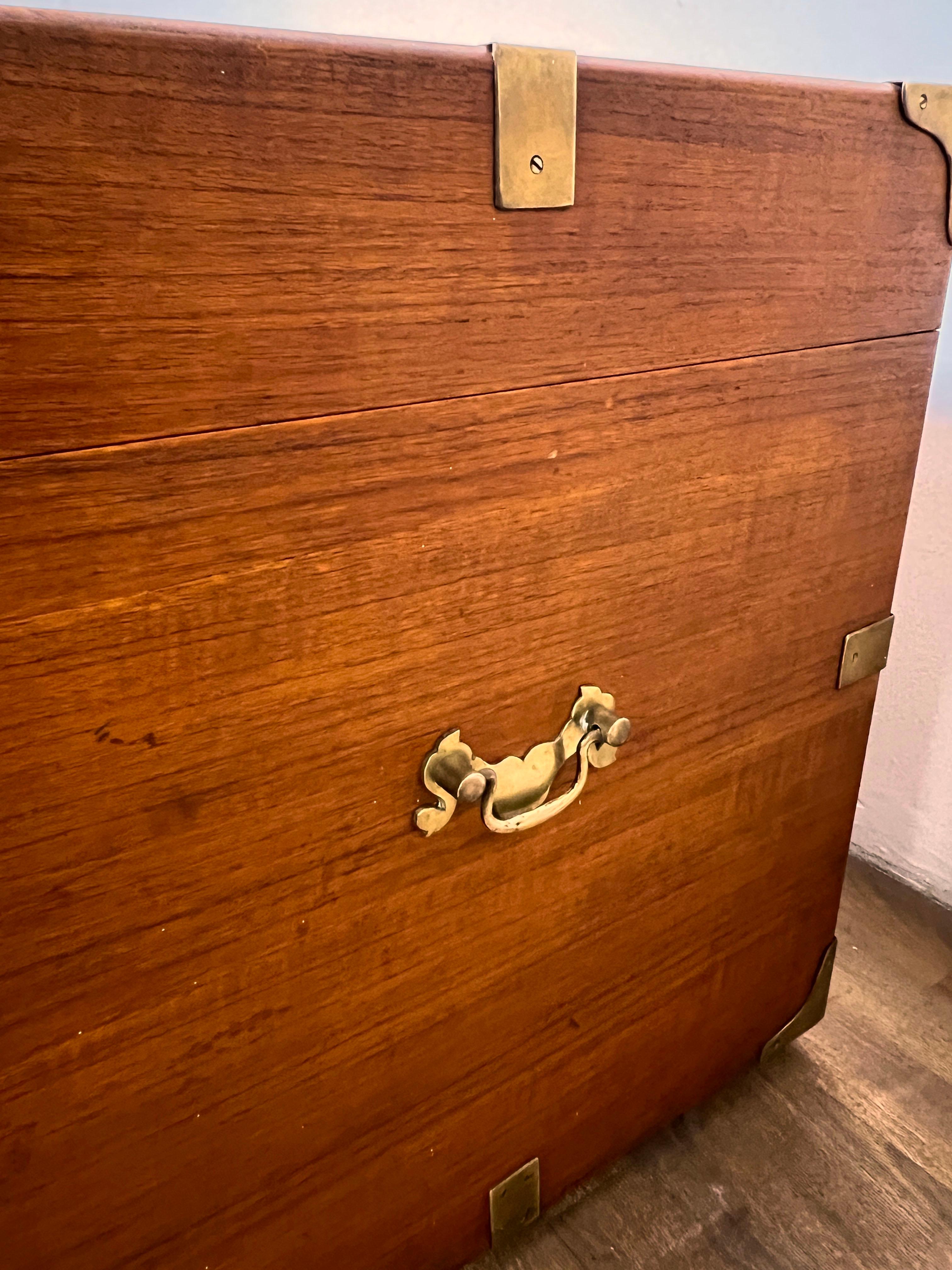 Sconosciuto Baule a cassapanca in teak in stile British Colonial, circa anni '50 in vendita