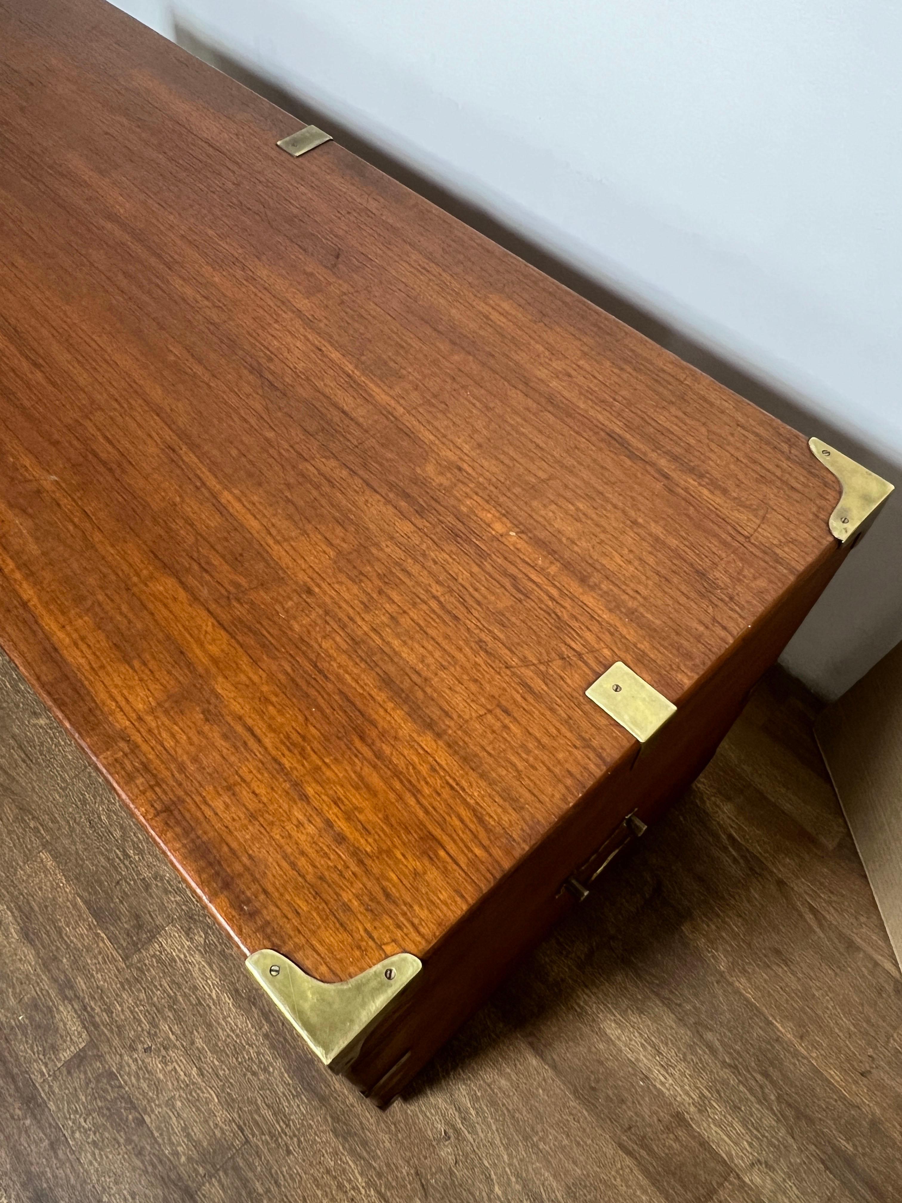 Baule a cassapanca in teak in stile British Colonial, circa anni '50 In condizioni buone in vendita a Peabody, MA