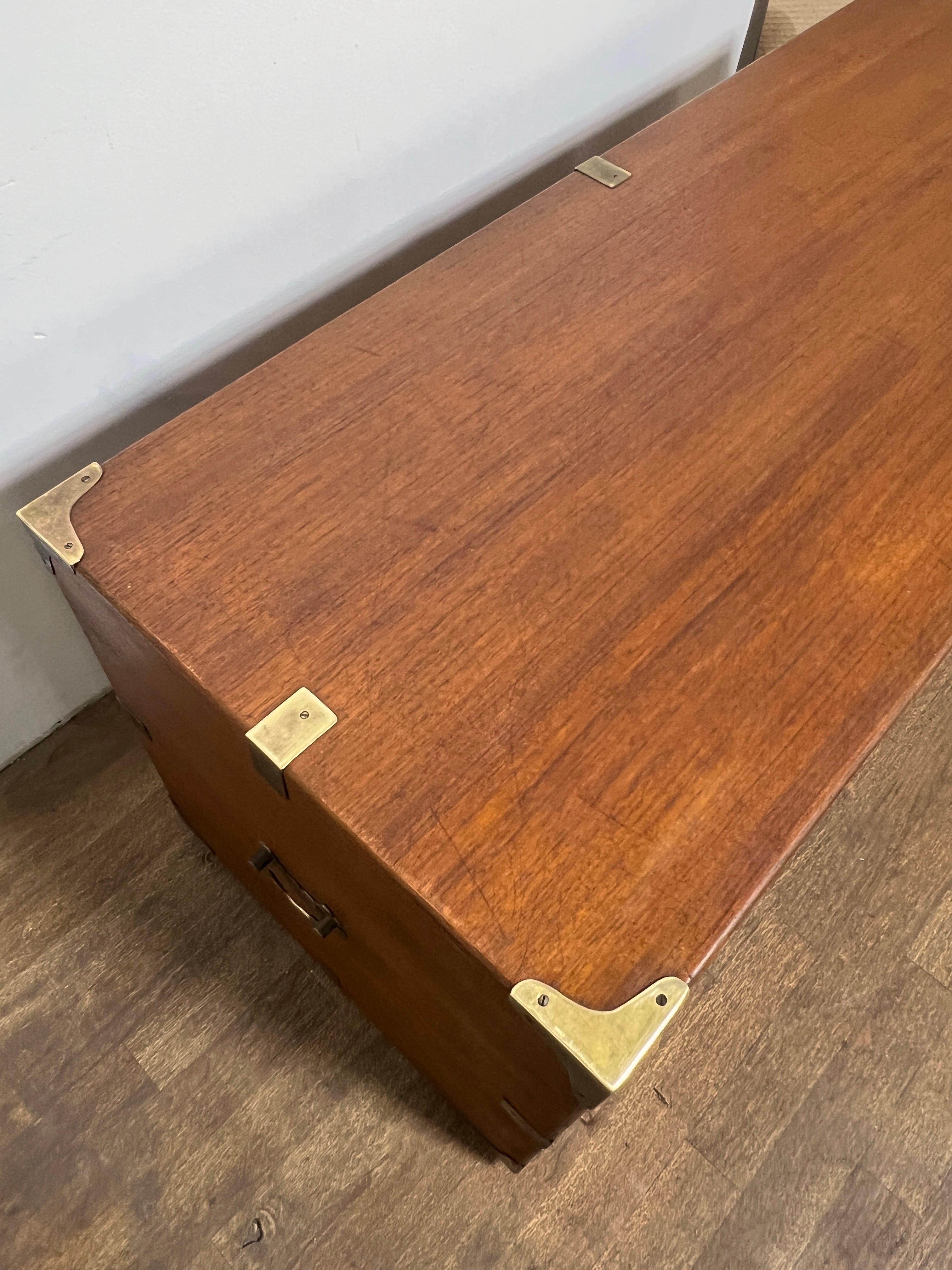 Metà XX secolo Baule a cassapanca in teak in stile British Colonial, circa anni '50 in vendita