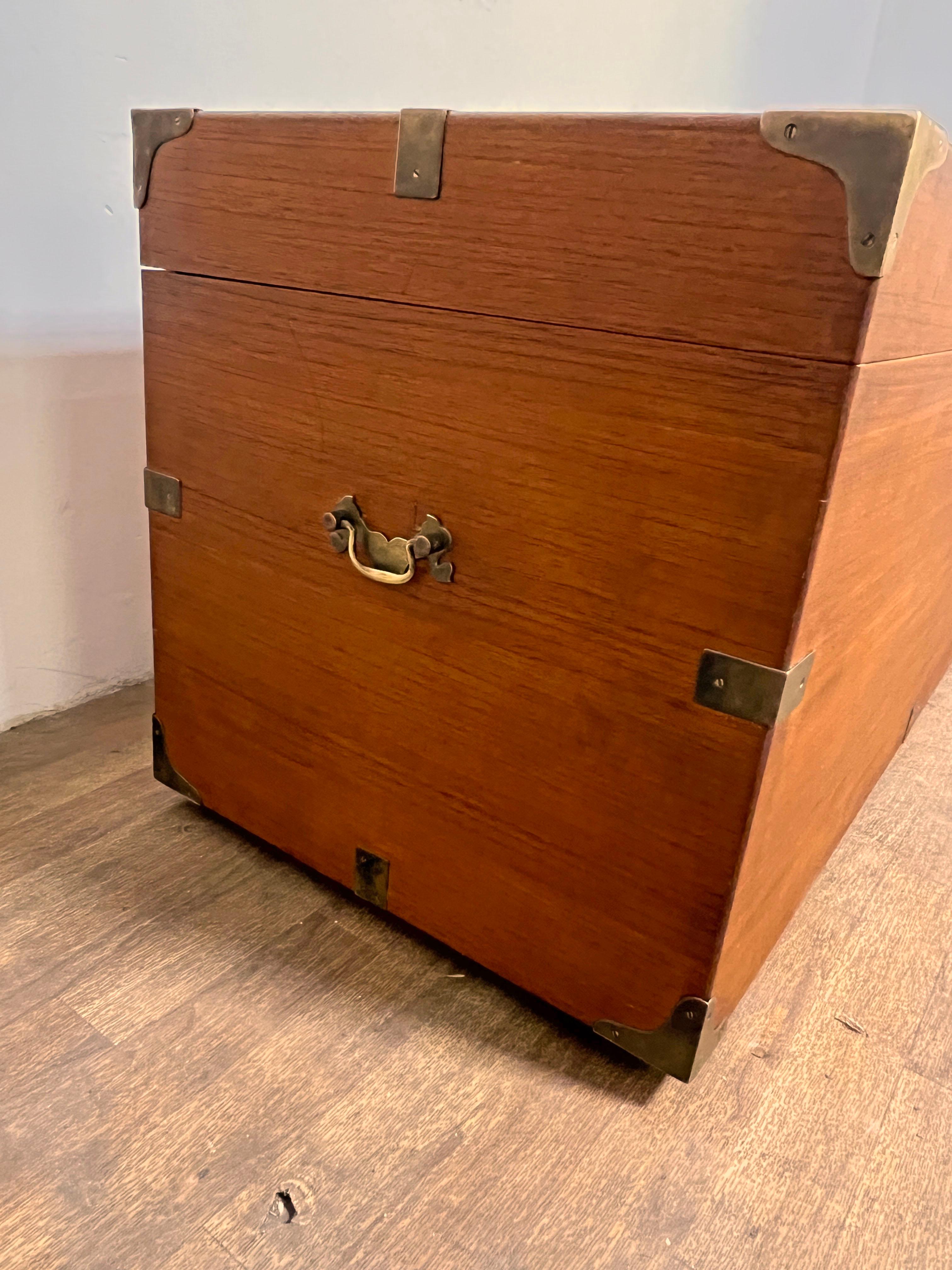 Ottone Baule a cassapanca in teak in stile British Colonial, circa anni '50 in vendita