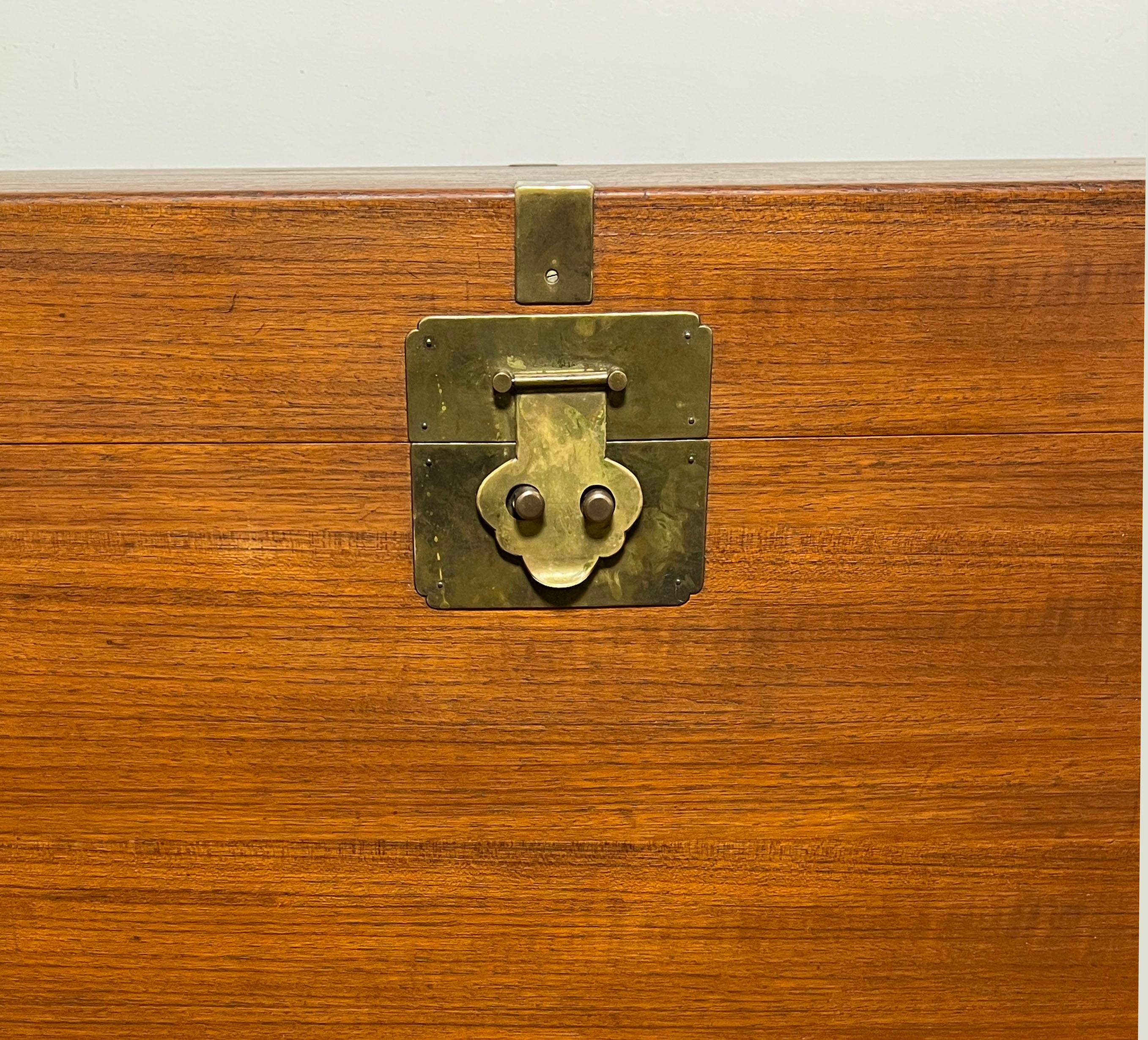 Baule a cassapanca in teak in stile British Colonial, circa anni '50 in vendita 2