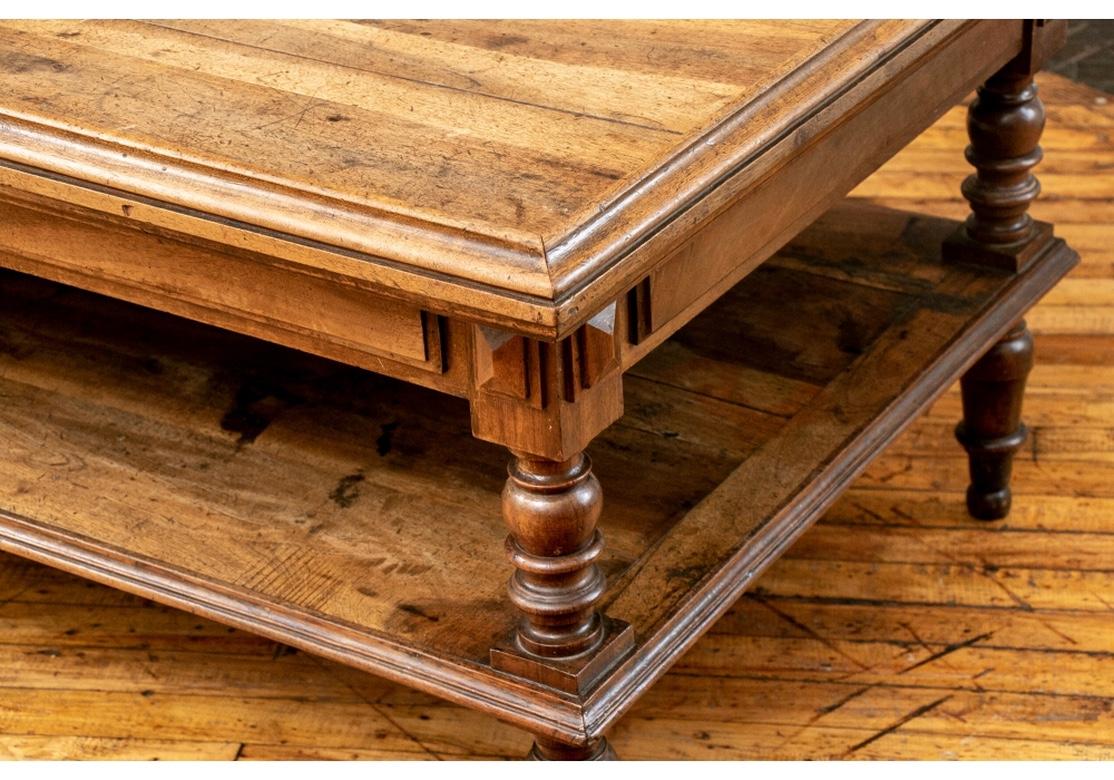 Une belle et très solide table à cocktail de style Coloni britannique en parfait état d'origine. Avec un plateau en forme de plateau construit en planches avec un bord sculpté. Le tablier est orné de panneaux en relief sculptés. Supports tournés