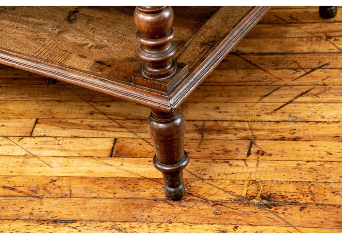 Colonial britannique Table basse en bois à étages de style British Colonial en vente
