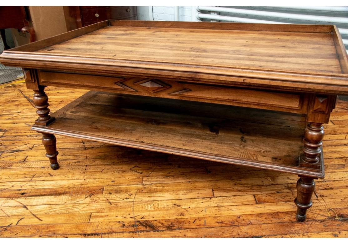Table basse en bois à étages de style British Colonial Bon état - En vente à Bridgeport, CT