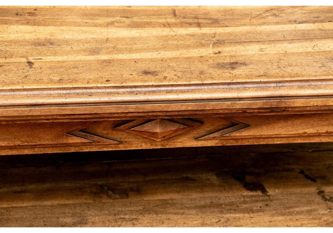 20ième siècle Table basse en bois à étages de style British Colonial en vente