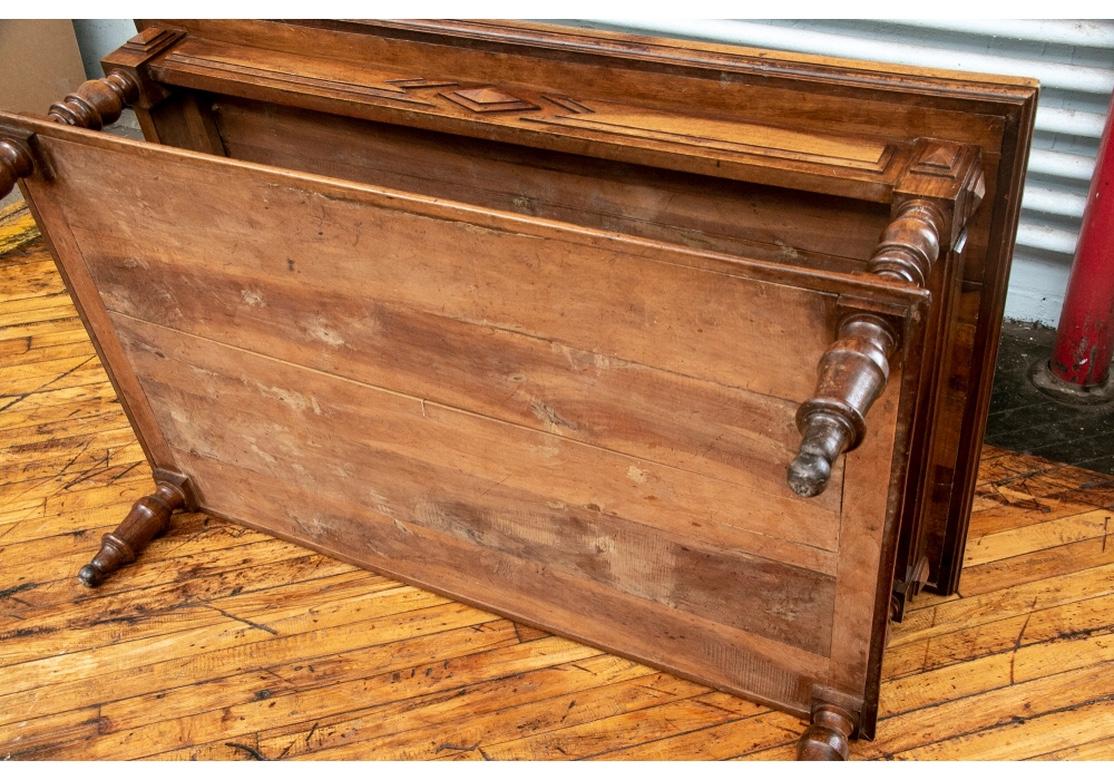 Table basse en bois à étages de style British Colonial en vente 1