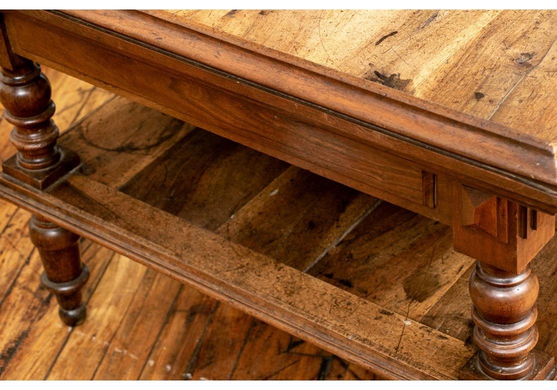 Table basse en bois à étages de style British Colonial en vente 2
