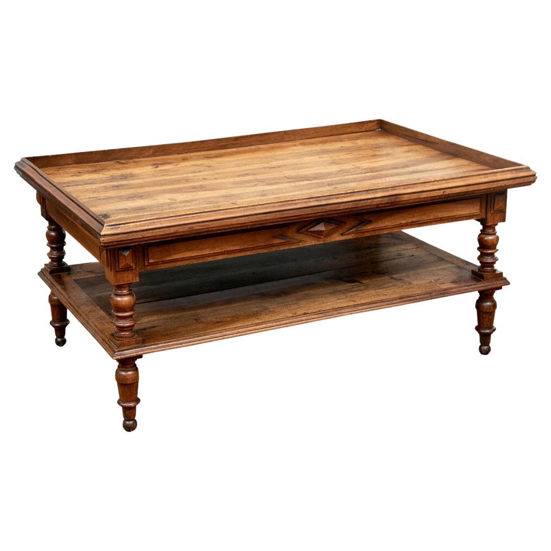 Table basse en bois à étages de style British Colonial