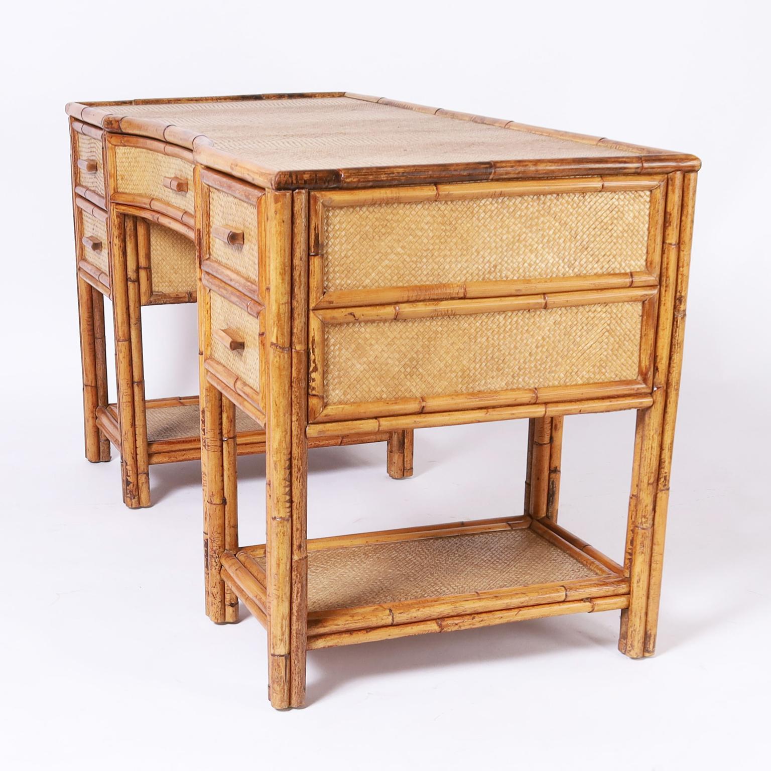 British Colonial Style Vintage-Schreibtisch aus Bambus und Wachstuch (Britisch Kolonial) im Angebot
