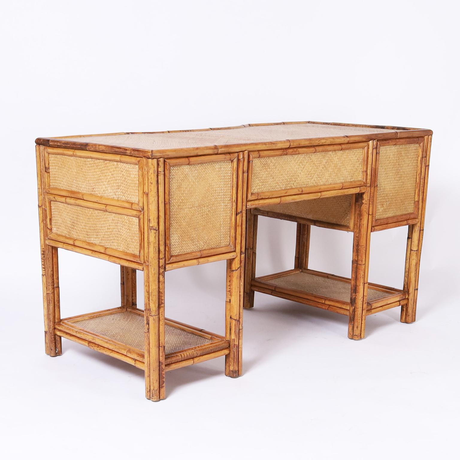 British Colonial Style Vintage-Schreibtisch aus Bambus und Wachstuch (Philippinisch) im Angebot
