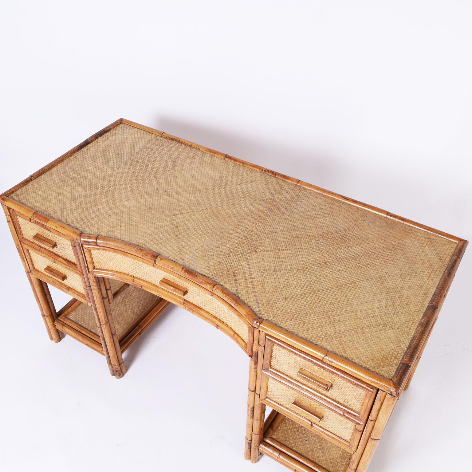 British Colonial Style Vintage-Schreibtisch aus Bambus und Wachstuch (Handgefertigt) im Angebot