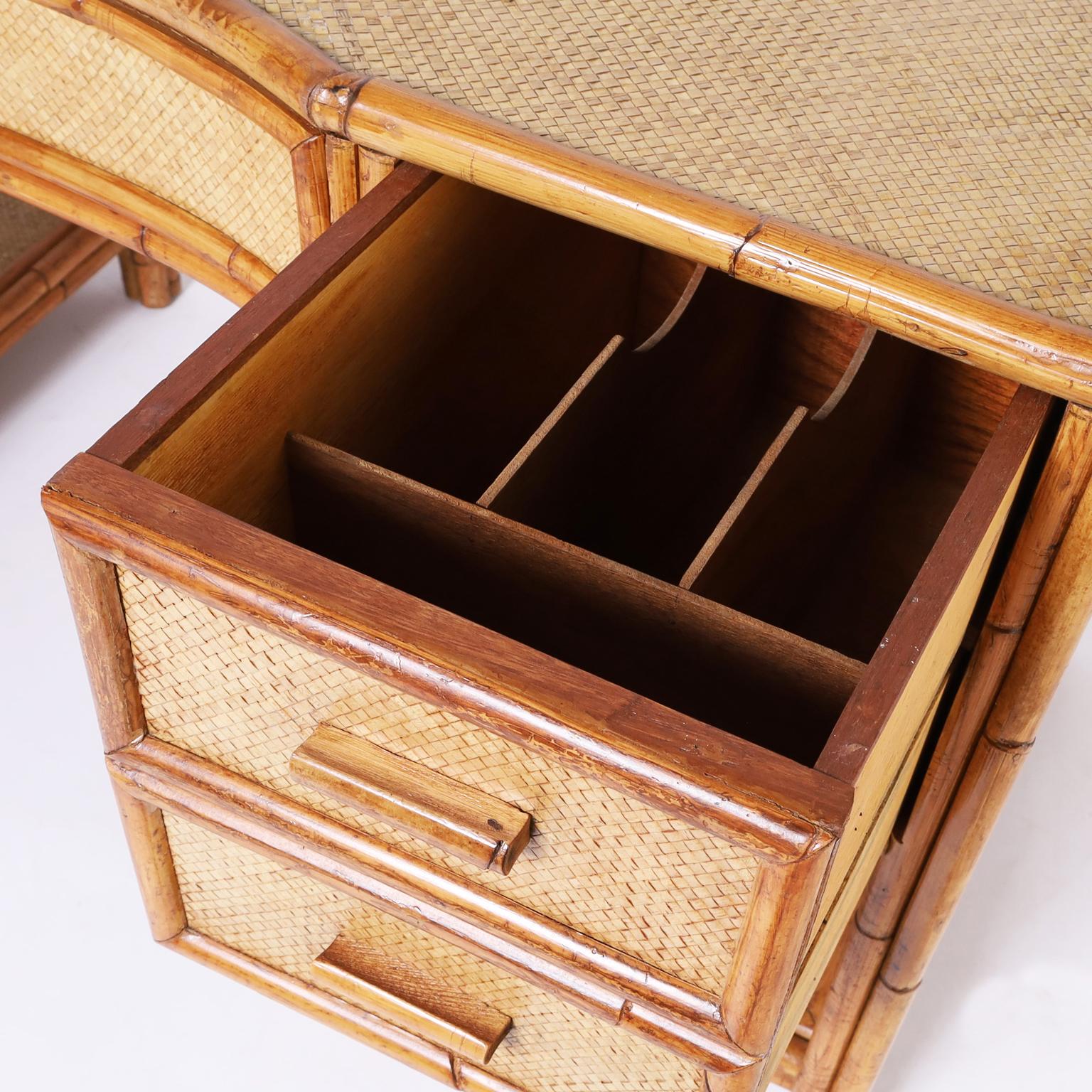 British Colonial Style Vintage-Schreibtisch aus Bambus und Wachstuch (20. Jahrhundert) im Angebot