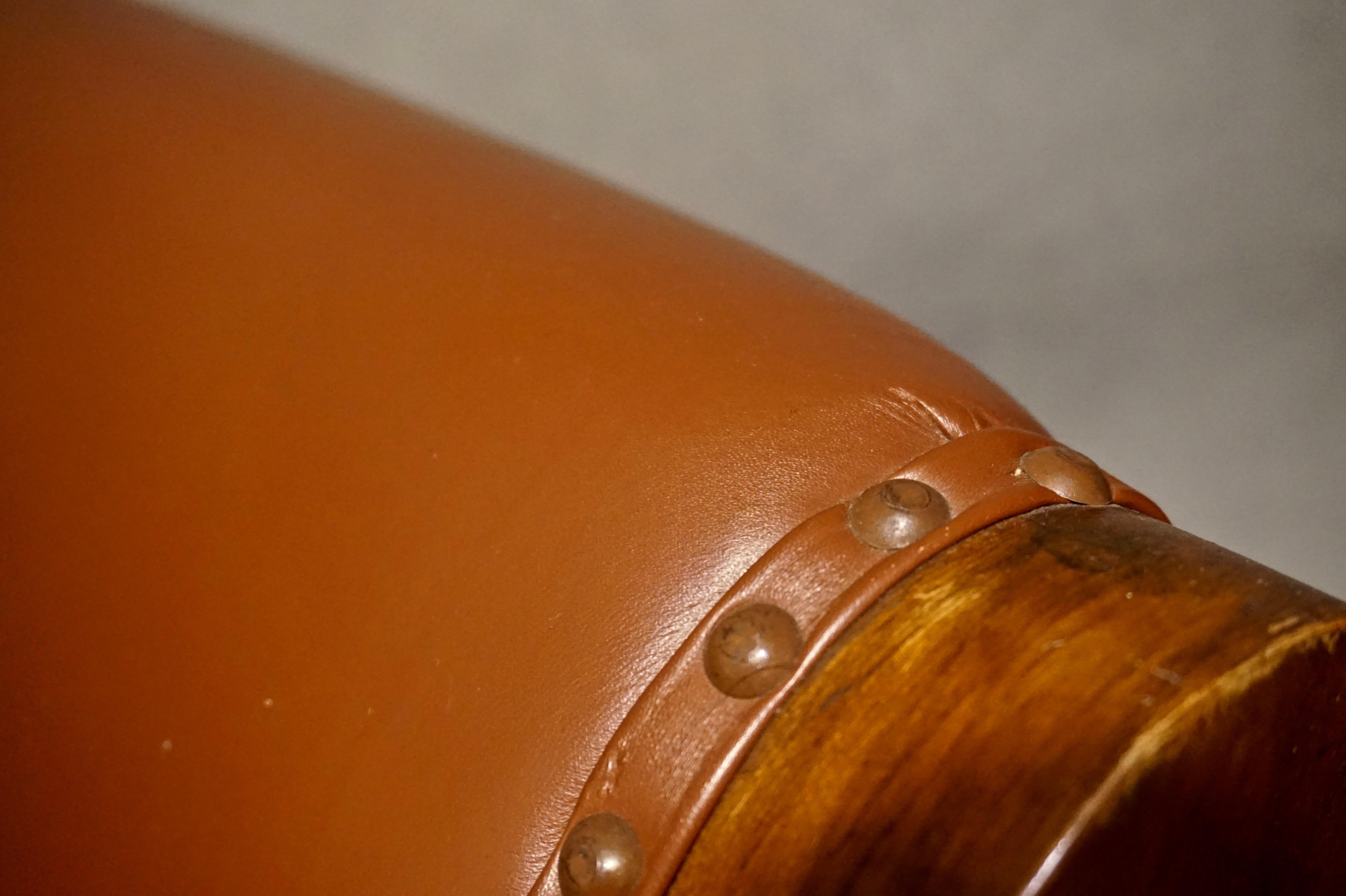 Chaise pantoufle coloniale britannique en teck avec revêtement en cuir en vente 4