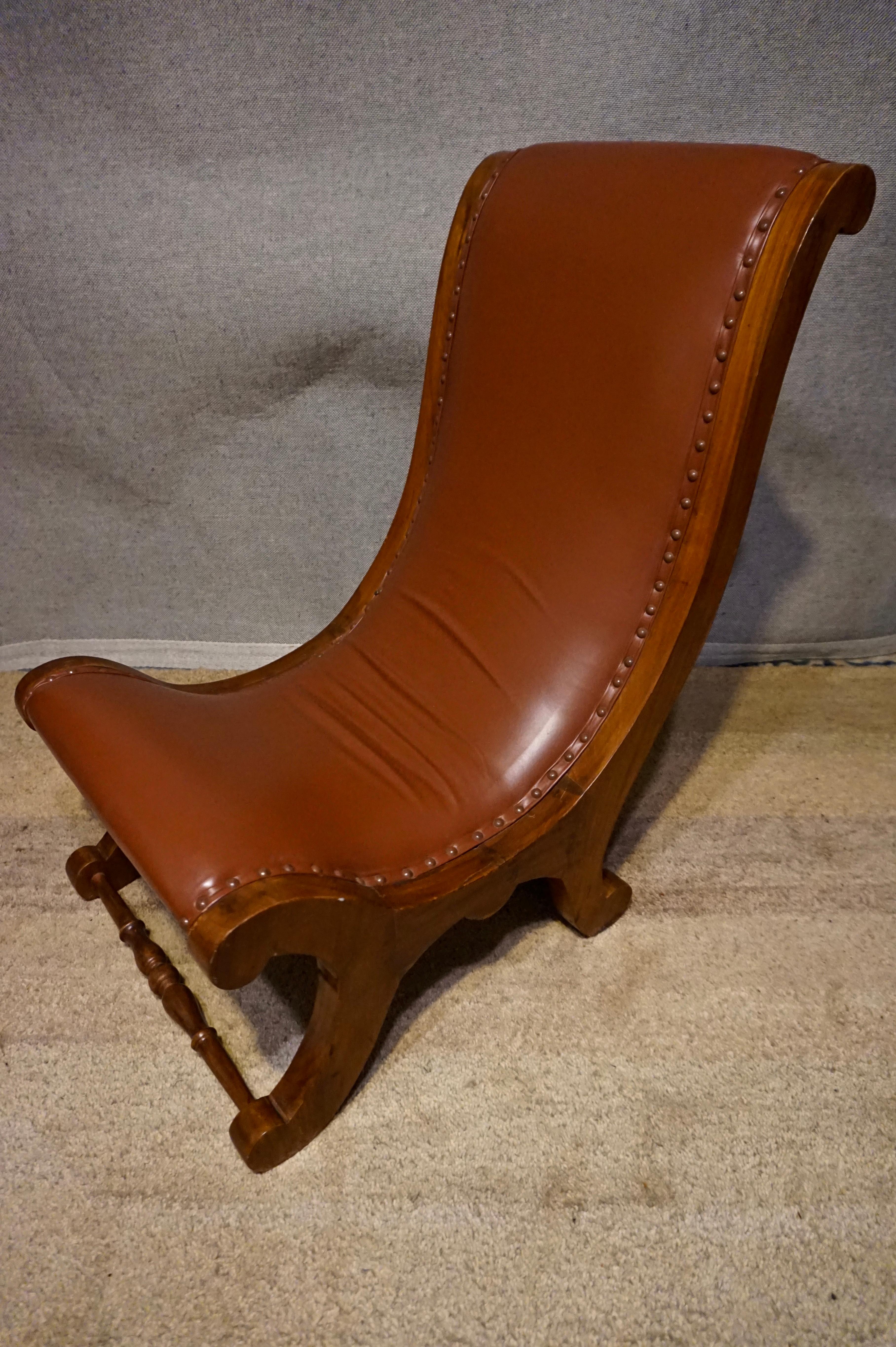 Sculpté Chaise pantoufle coloniale britannique en teck avec revêtement en cuir en vente