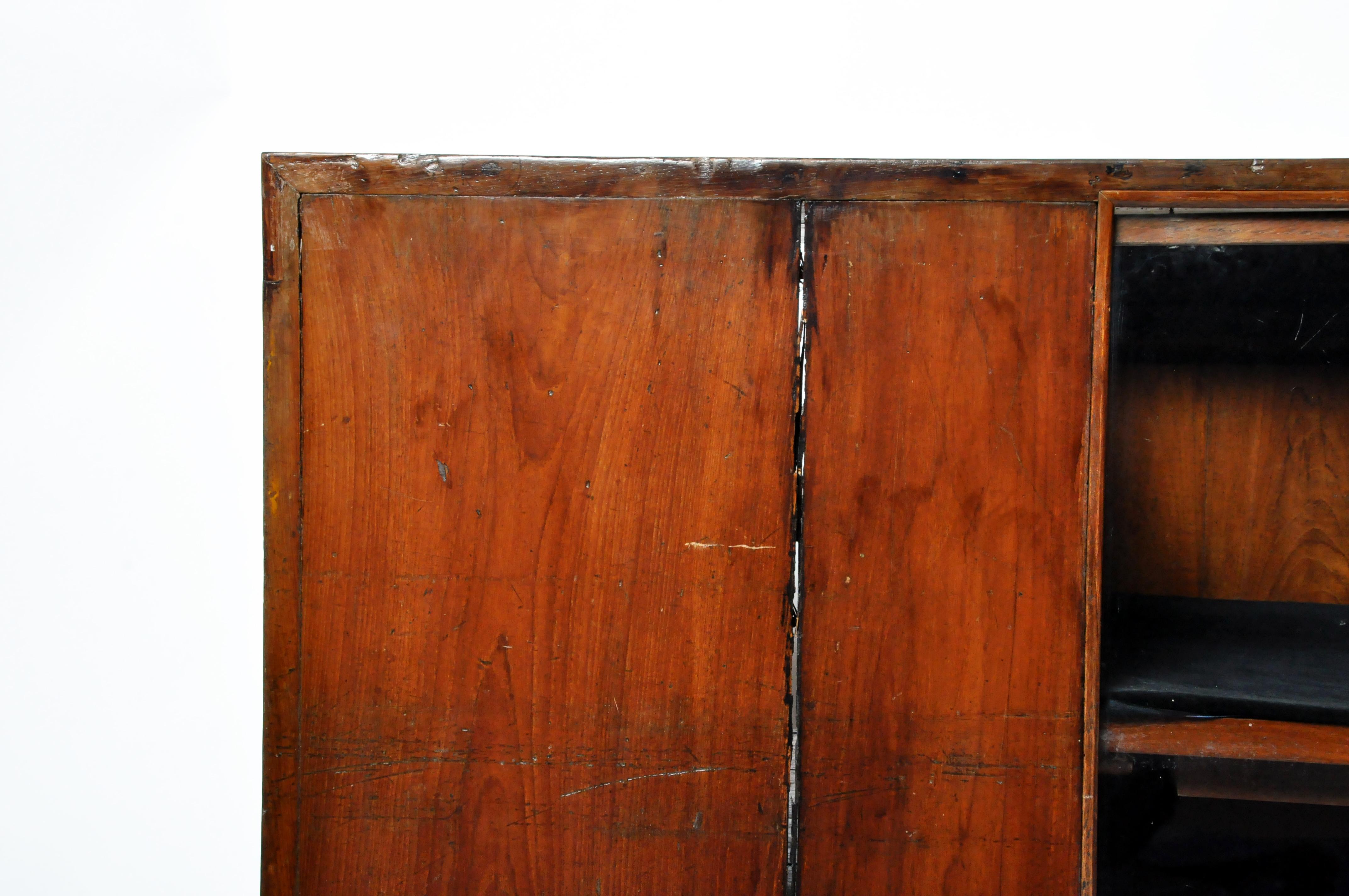 British Colonial Teak Wood Display Counter In Good Condition For Sale In Chicago, IL