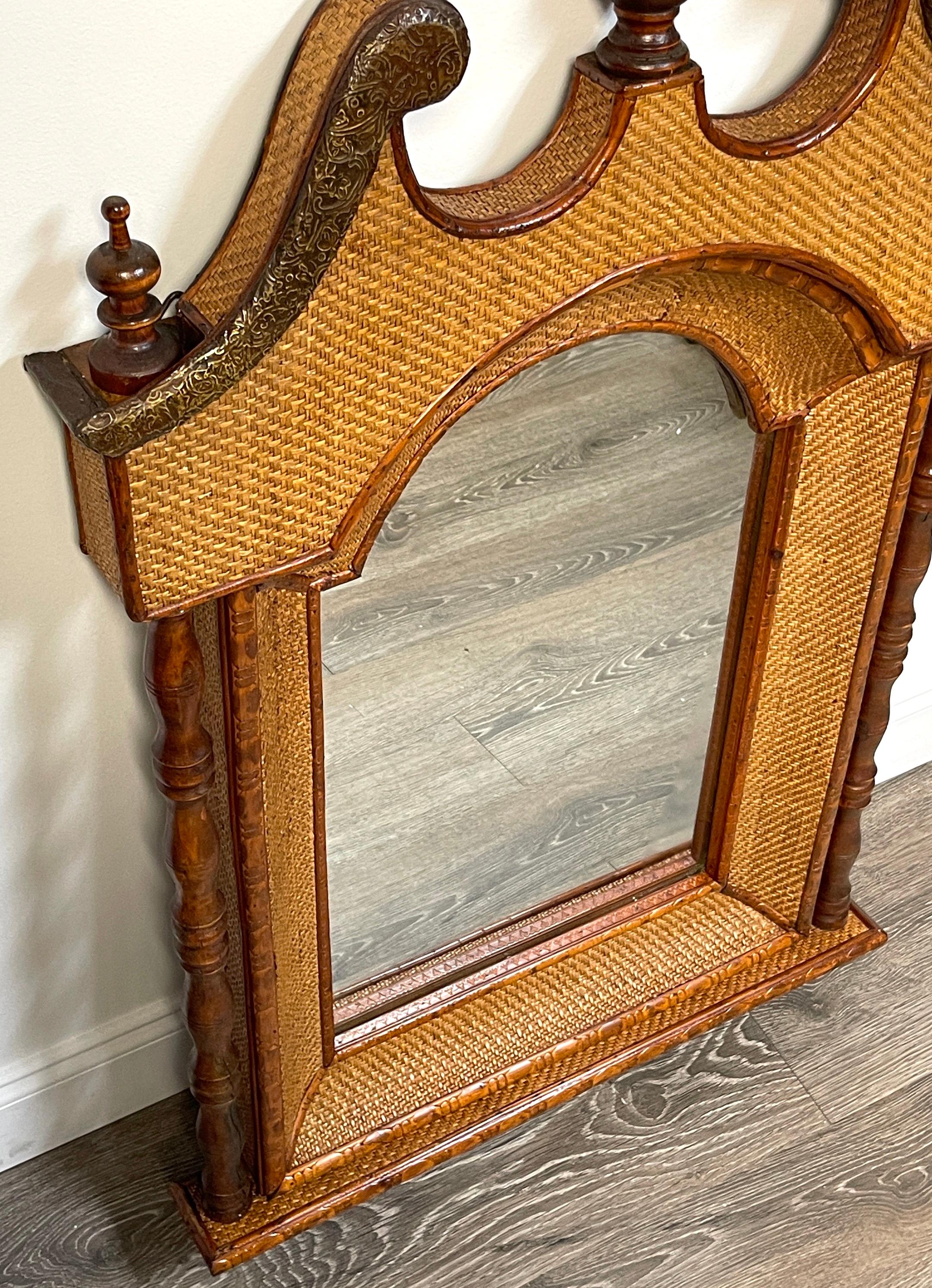 Coloniale britannico Specchio con cofano dell'orologio dei nonni in rattan e rame British Colonial Tradewinds in vendita