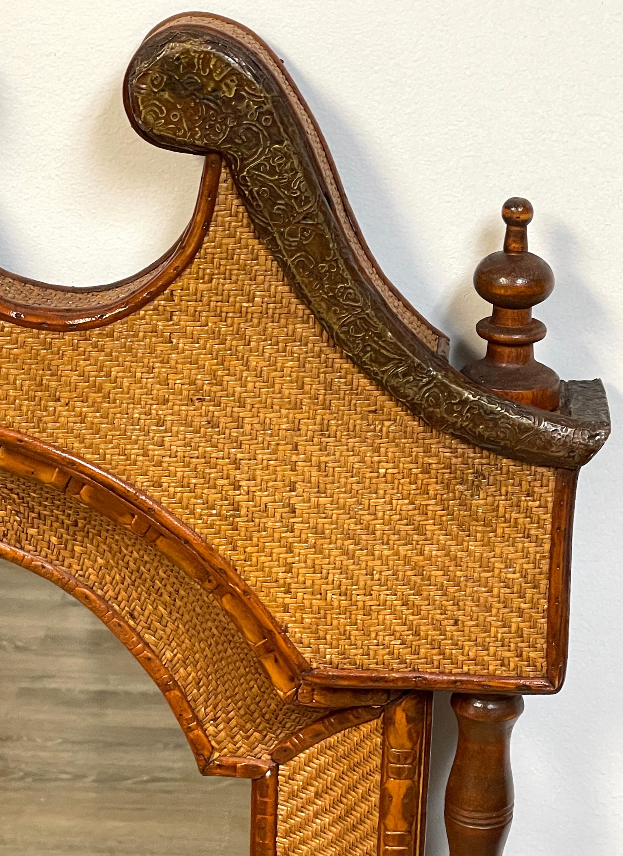 Tornito Specchio con cofano dell'orologio dei nonni in rattan e rame British Colonial Tradewinds in vendita