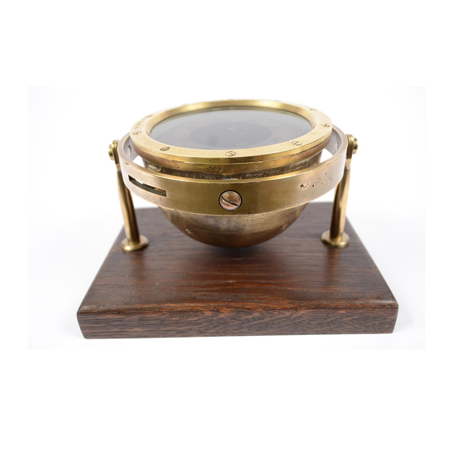 Brass and bronze liquid compass, mounted on a universal joint, British manufacture of the 1940s, signed Patt 0183 and placed on a wooden board. Compass diameter cm 15.4, base cm 23.7x17, height cm 16.
Shipping insured by Lloyd's London; it is